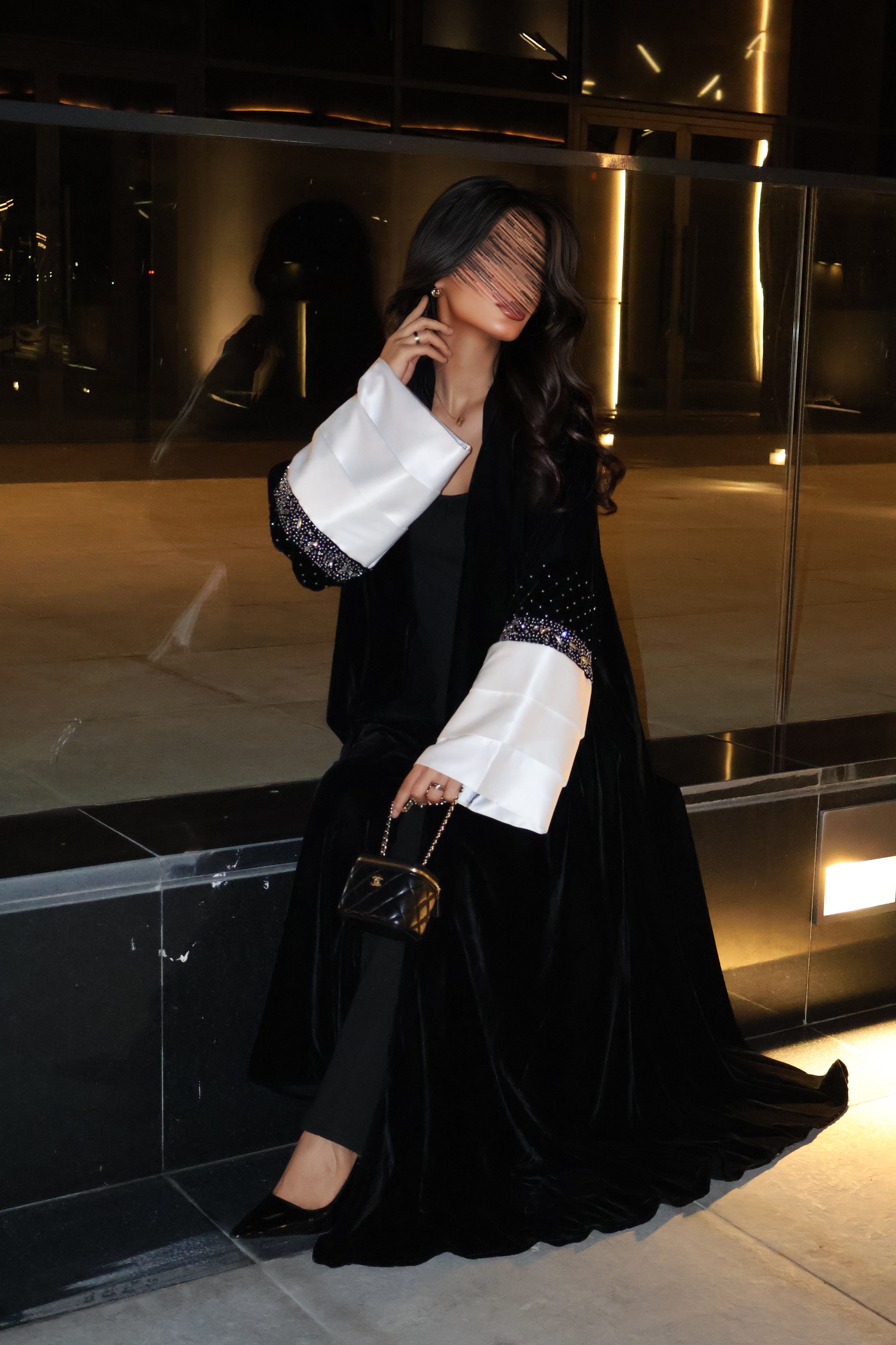 MWT669 - عباية مخمل اسود مع تدخيلة ابيض - Aya