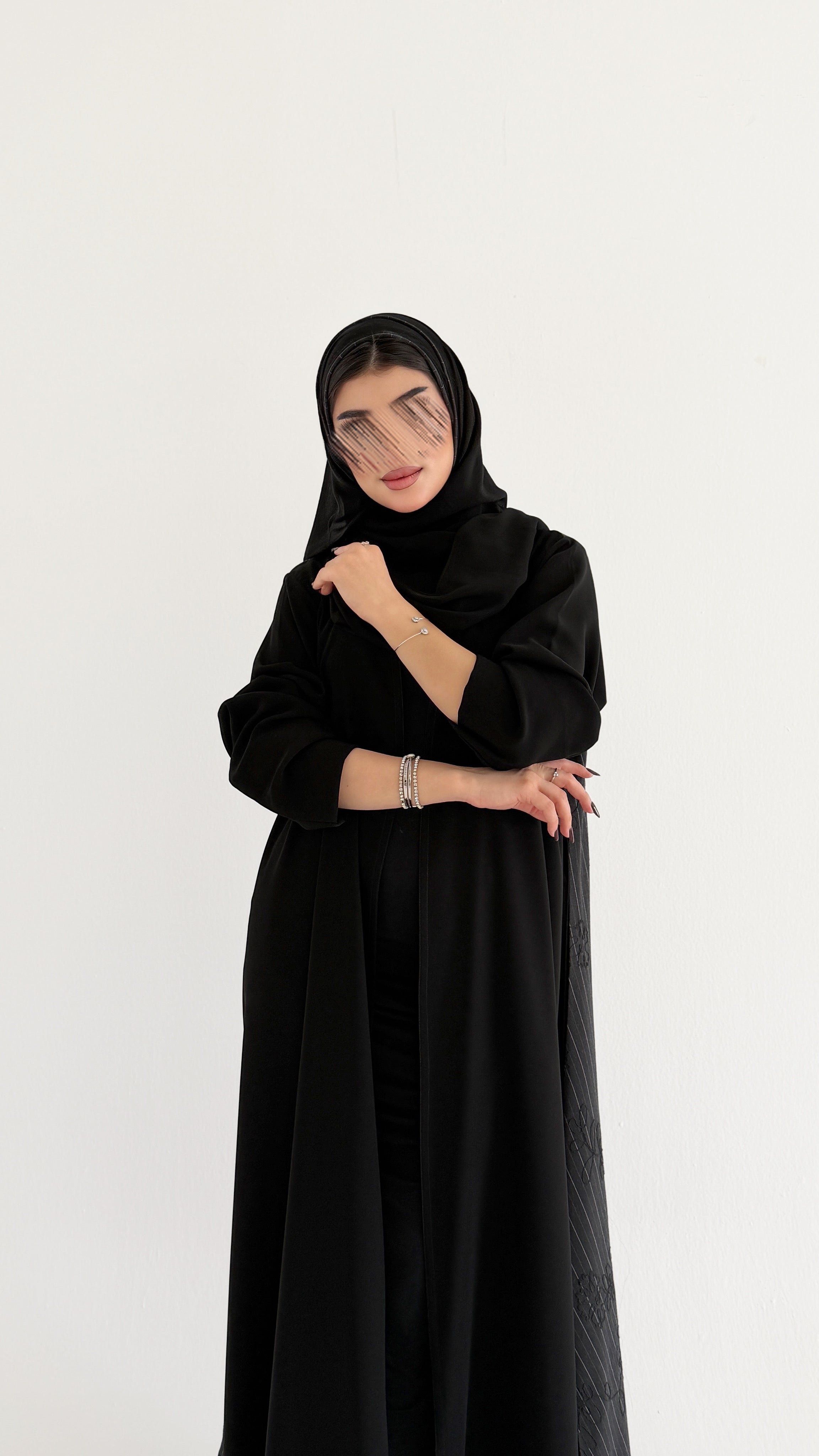 MW2107 - عباية كريب مع اضافة راقية من الجاكار انيقة بقصه نص كلوش عصرية - Aya