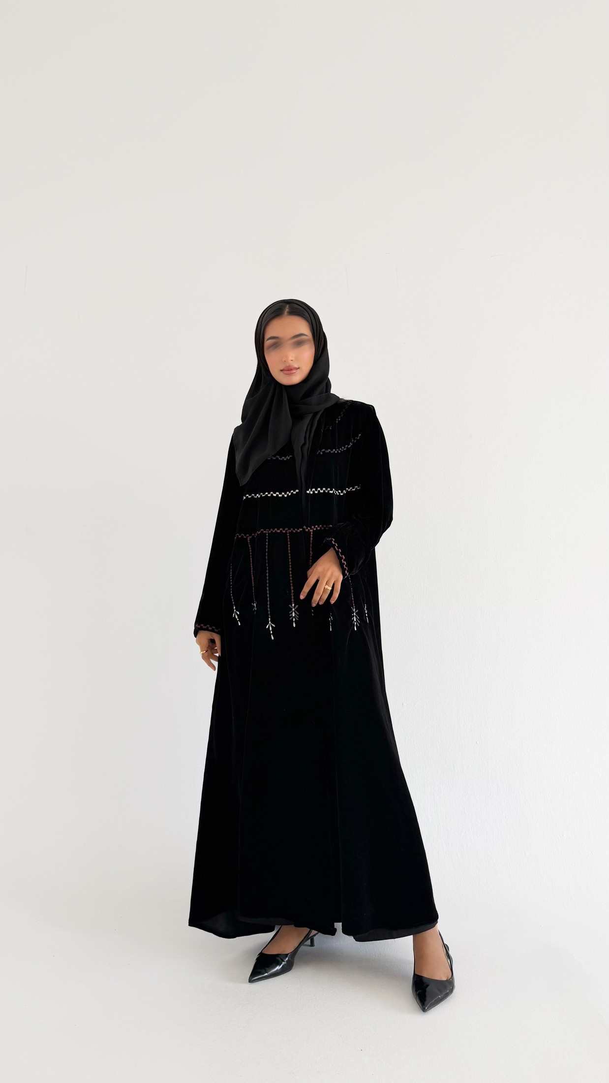 MWT728 - عباية مخمل بتطريز الوان - Aya