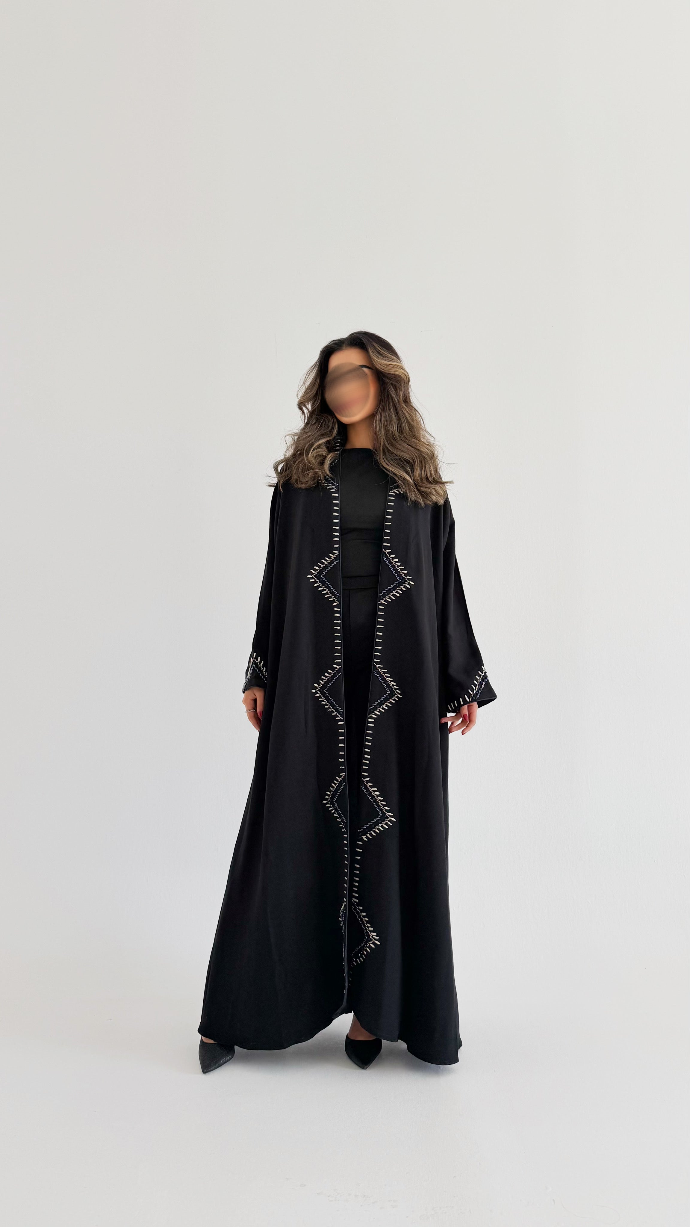 MWT347 - عباية اسود تطريز شك اطراف كحلي