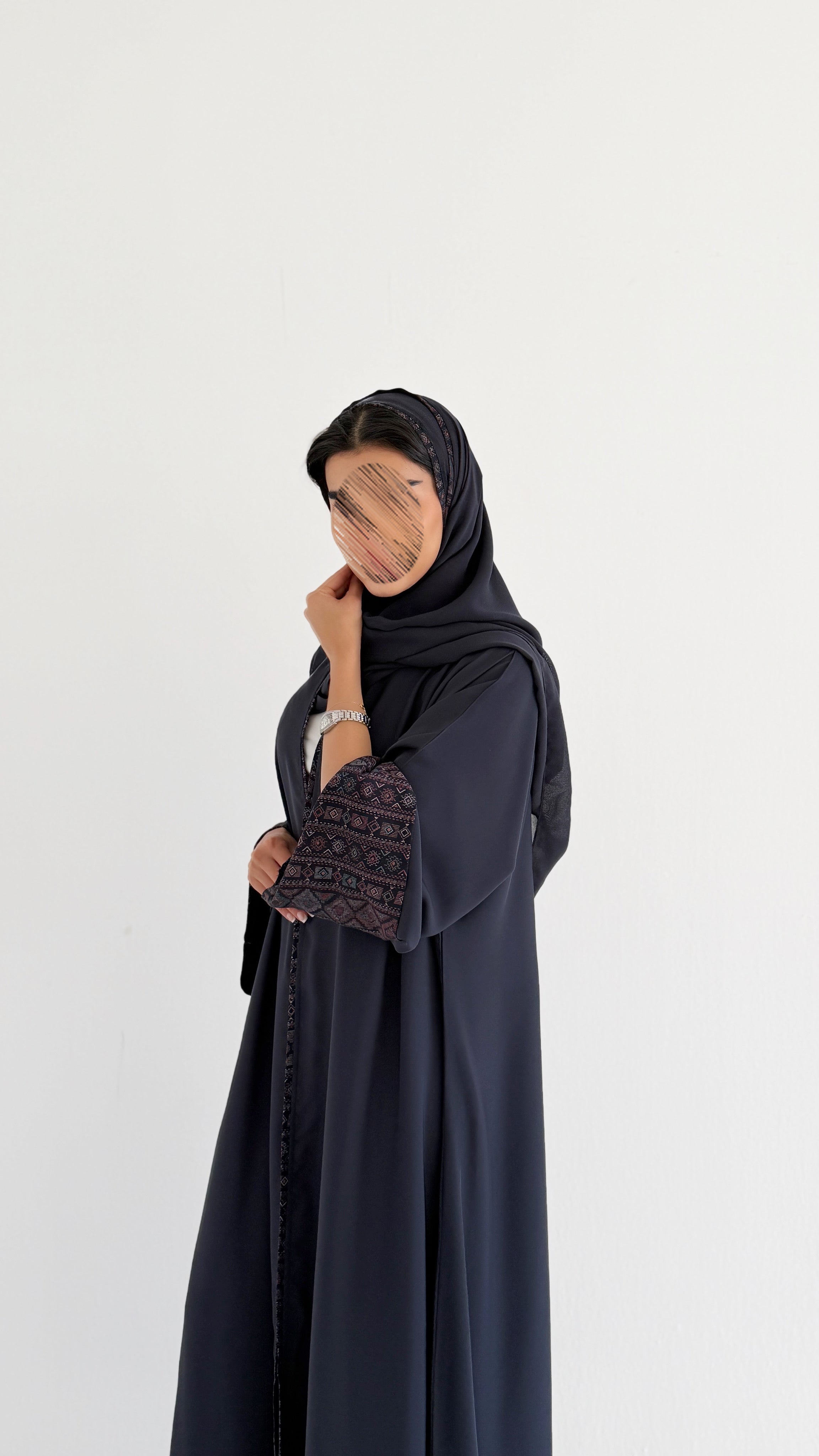 MWT785 - عباية كريب مع تدخيلة كشميري - Aya