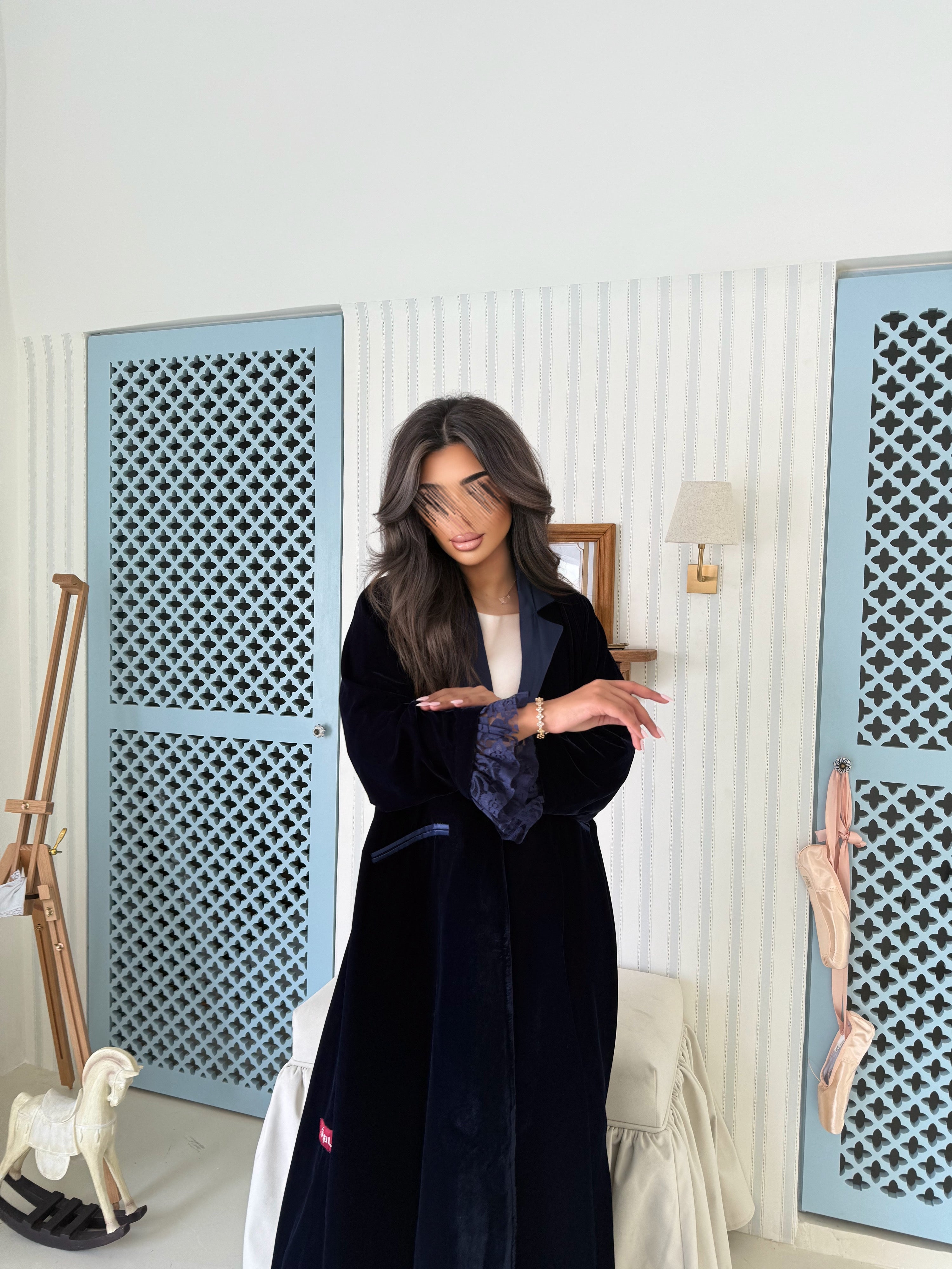 MWT975 - عباية مخمل مع تدخيله دانتيل بالاكمام