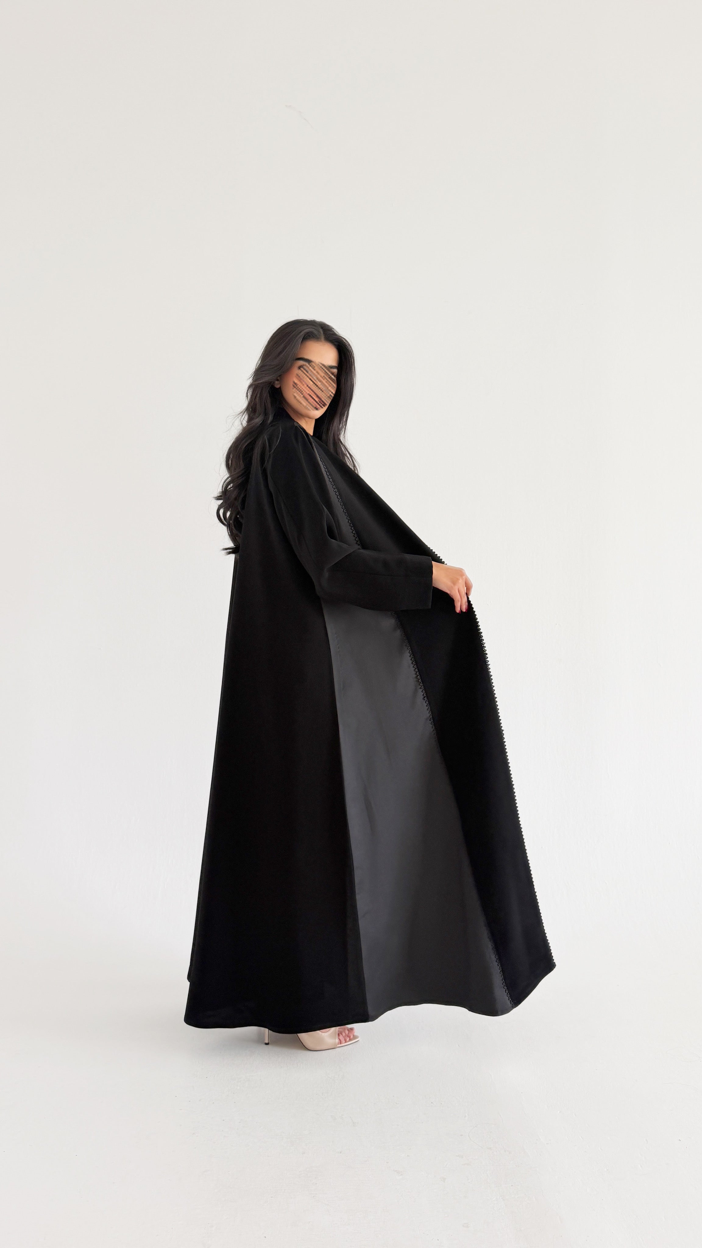 MWT1013 - عبايه مع تدخيله قماش لامع - Aya