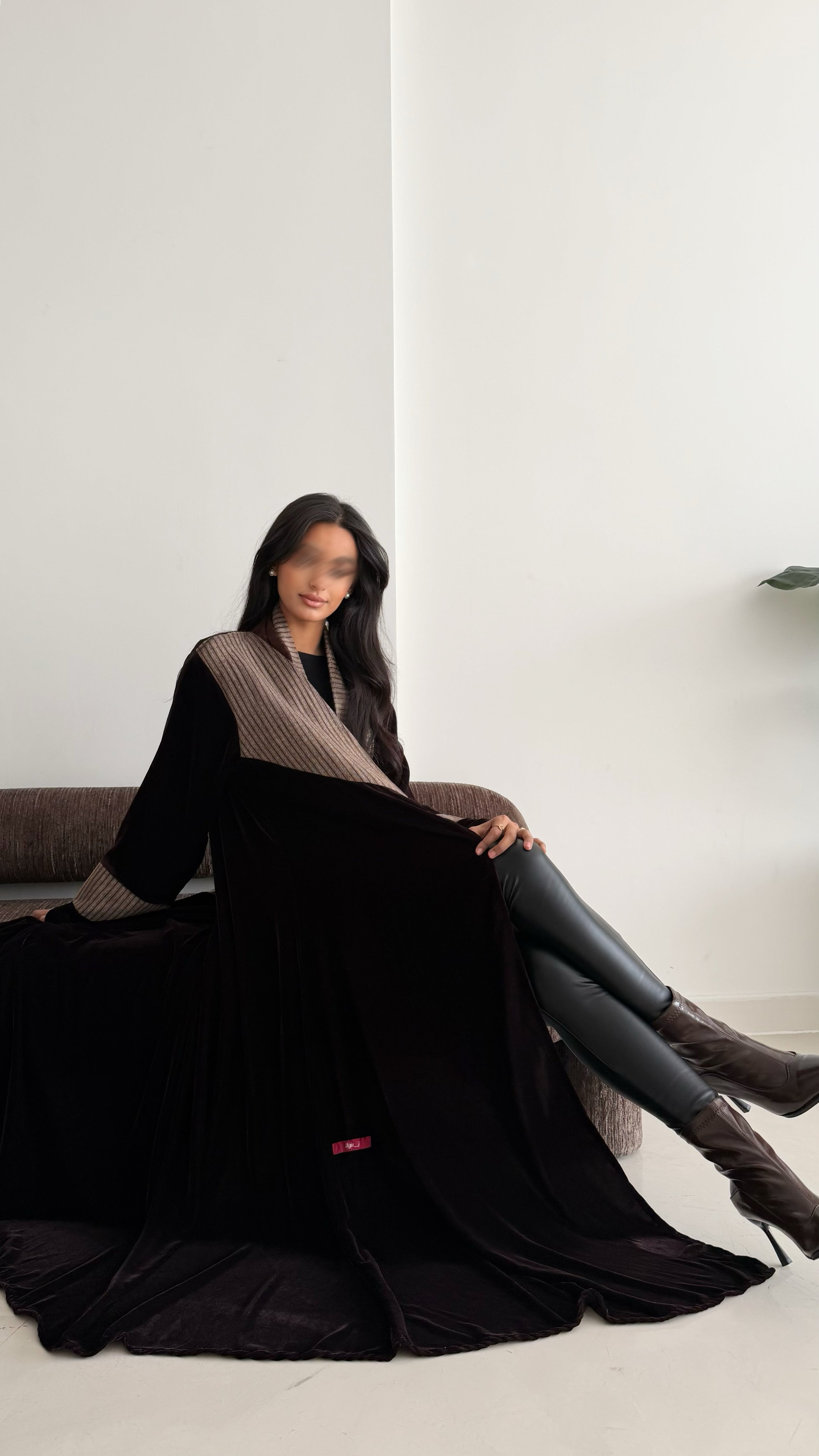 MWT827 - عباية مخمل مع تدخيلة مقلم - Aya