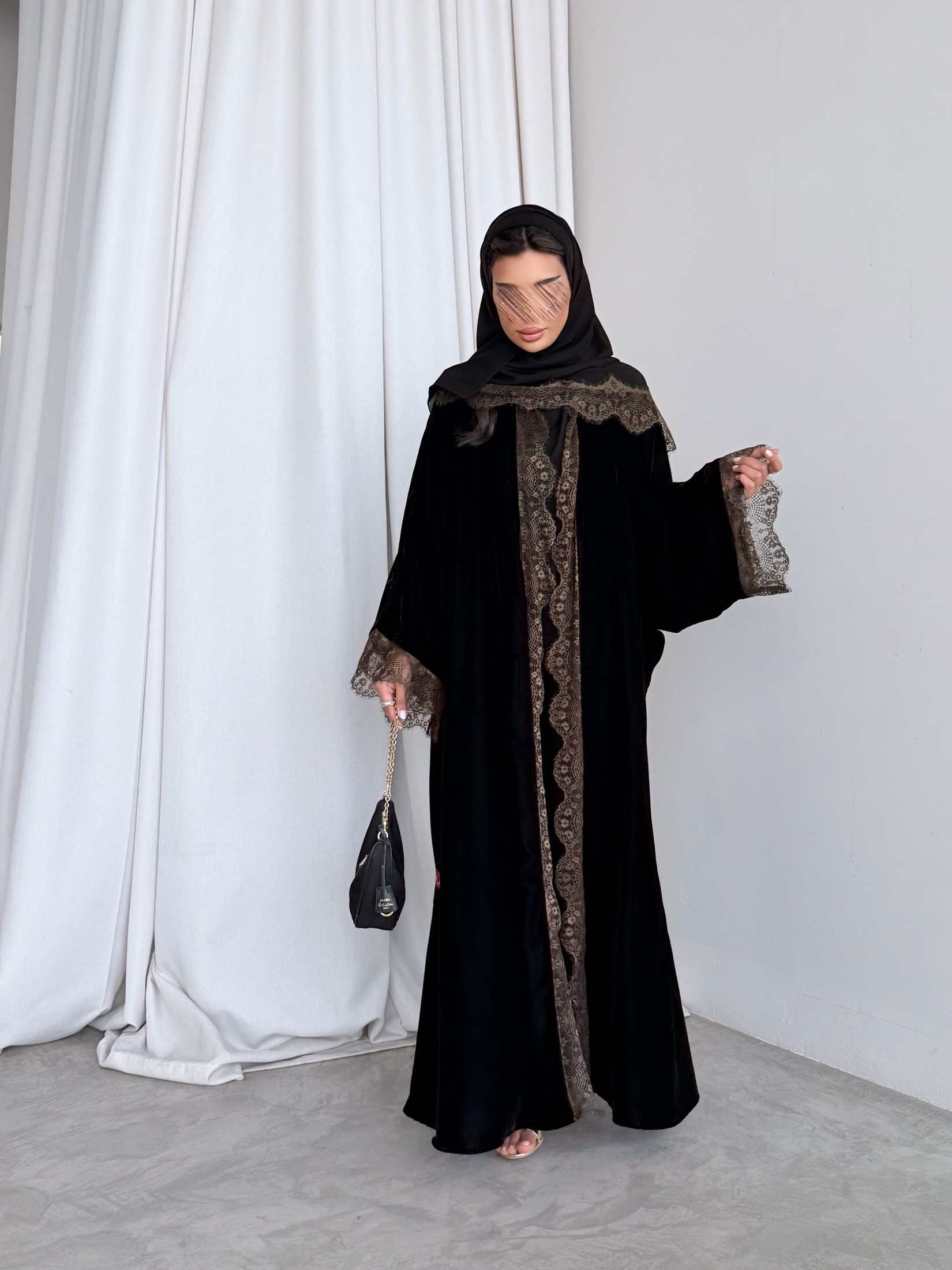 MWT981 - عباية مخمل مع تدخيلة دانتيل زيتي - Aya