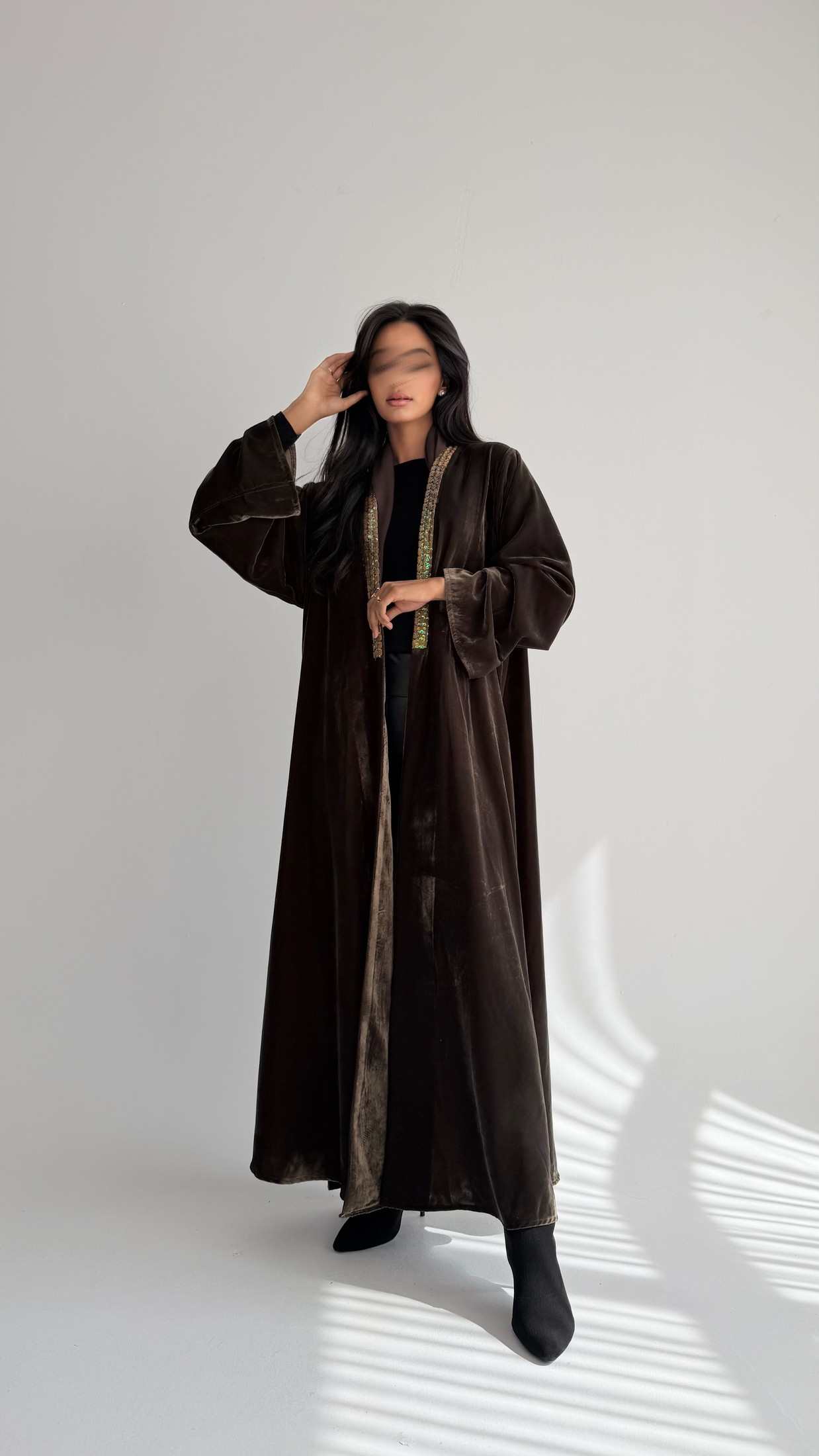 MWT825 - عباية مخمل مع تدخيلة كلفة بالامام - Aya