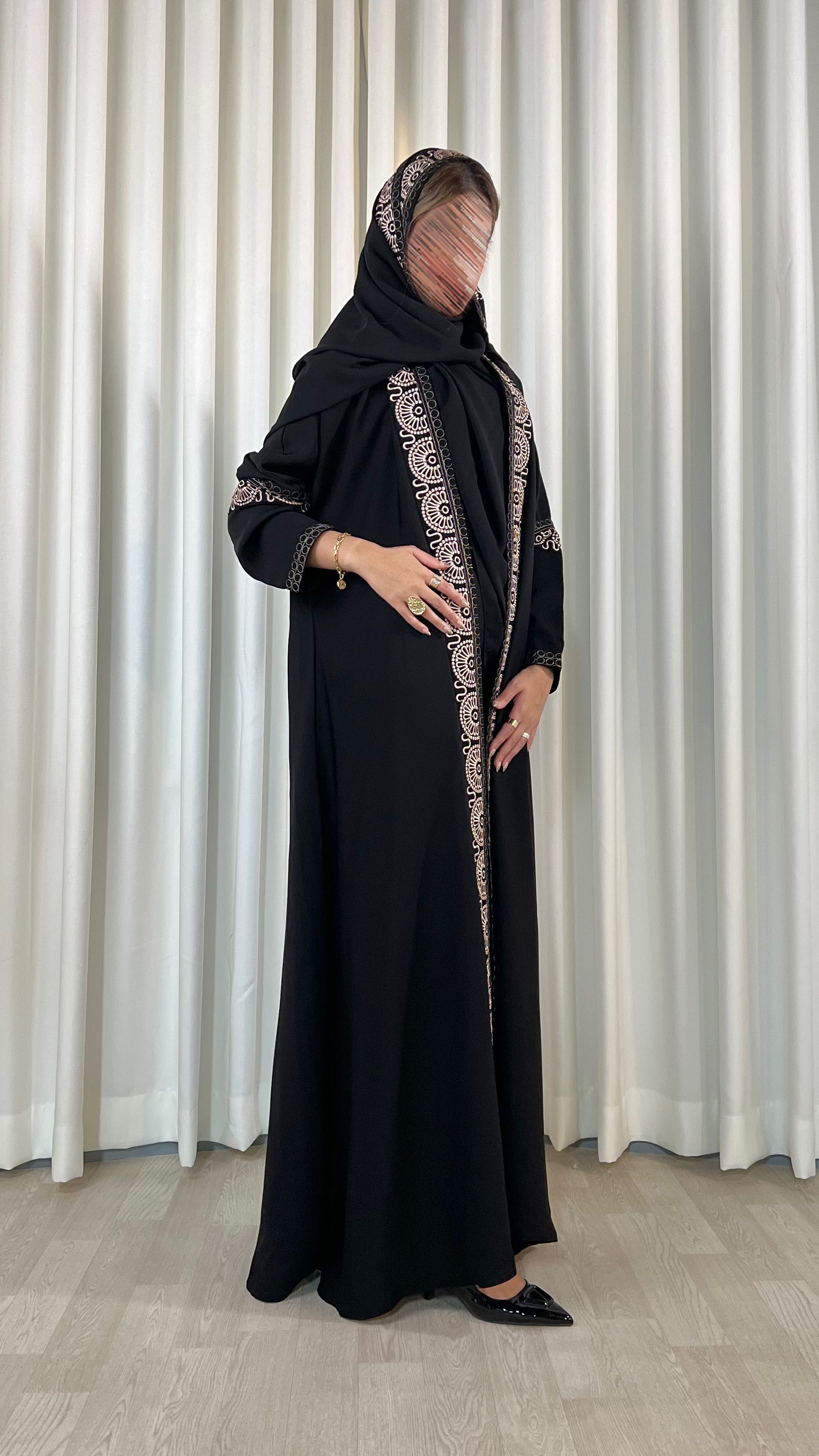 MWT440  - عباية سودا مع تطريز زهري فاتح - Aya