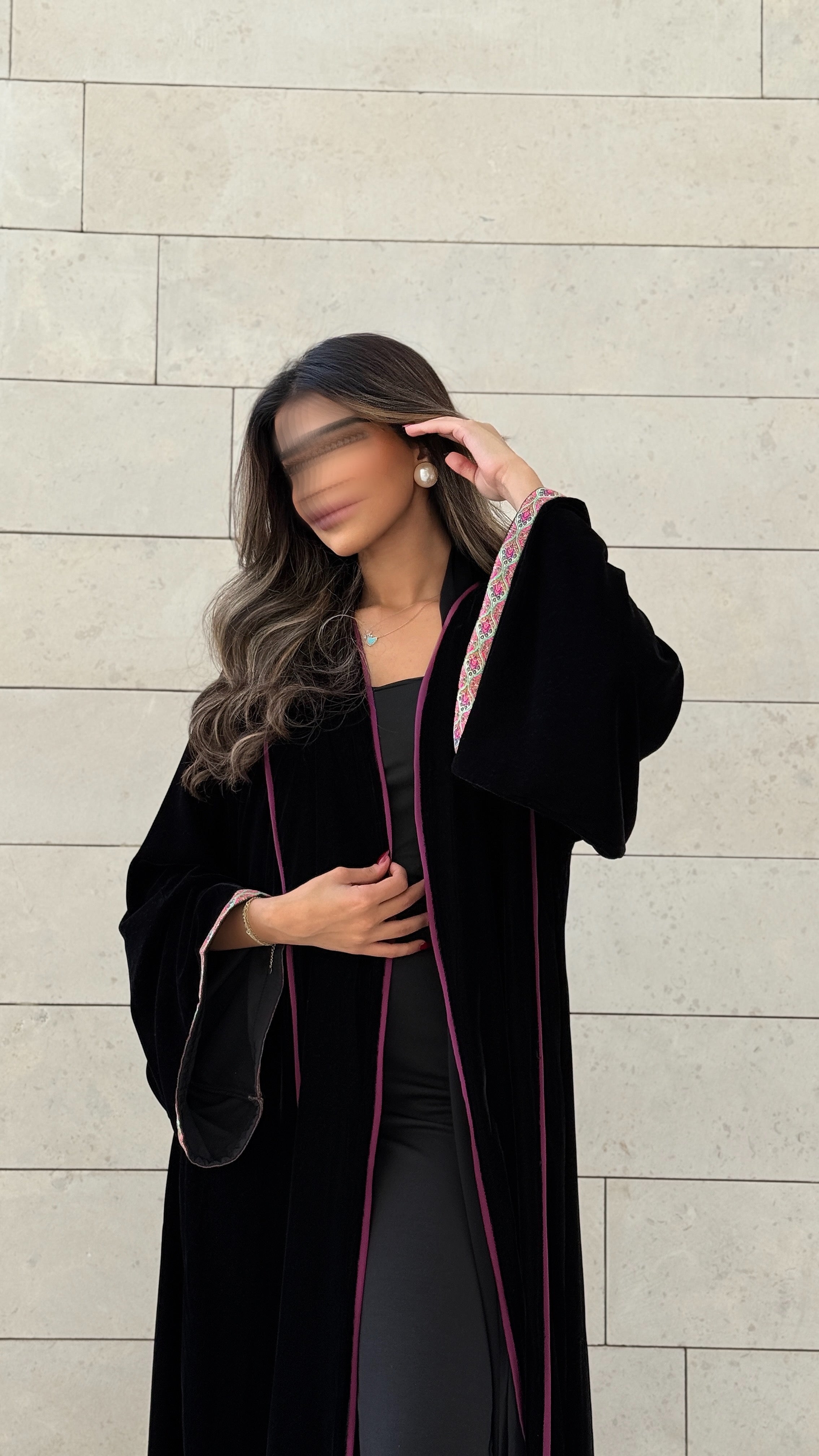 MWT565 - عباية مخمل أسود بخطوط بنفسجية مع تطريز بنفسجي - Aya