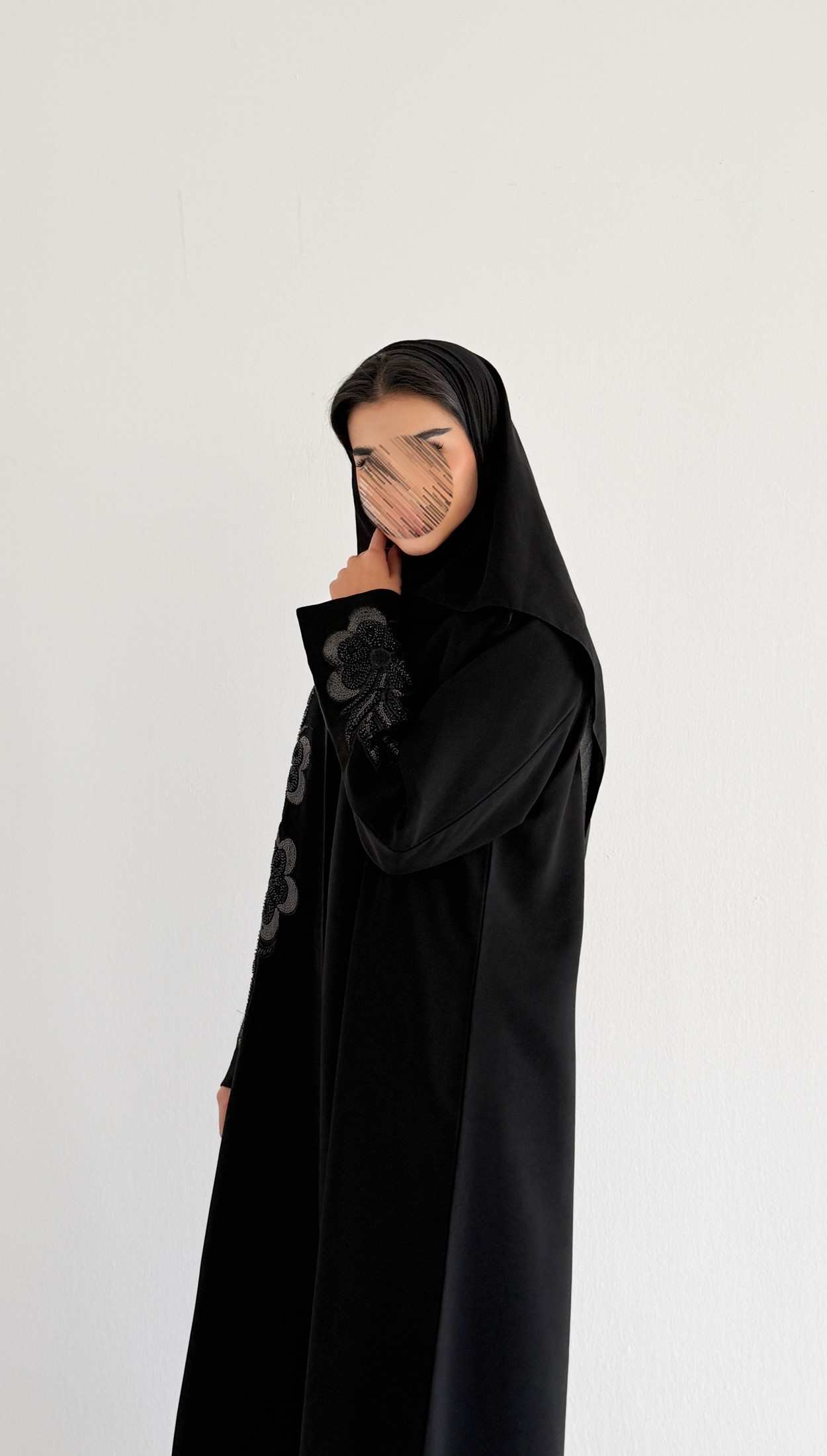 MW2028 - عبايه بليزر مع تطريز بالامام والاكمام - Aya