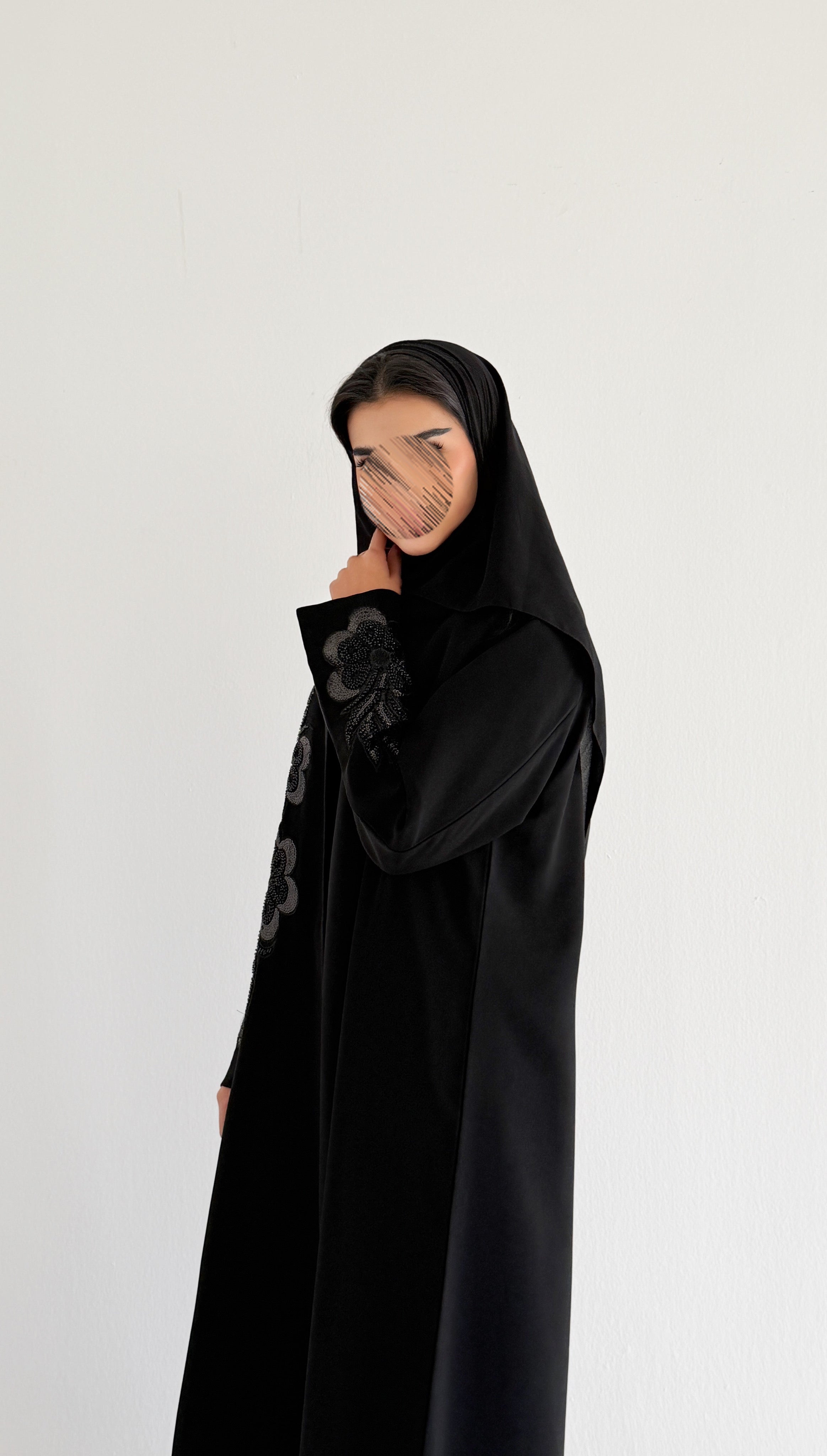 MW2028 - عبايه بليزر مع تطريز بالامام والاكمام - Aya