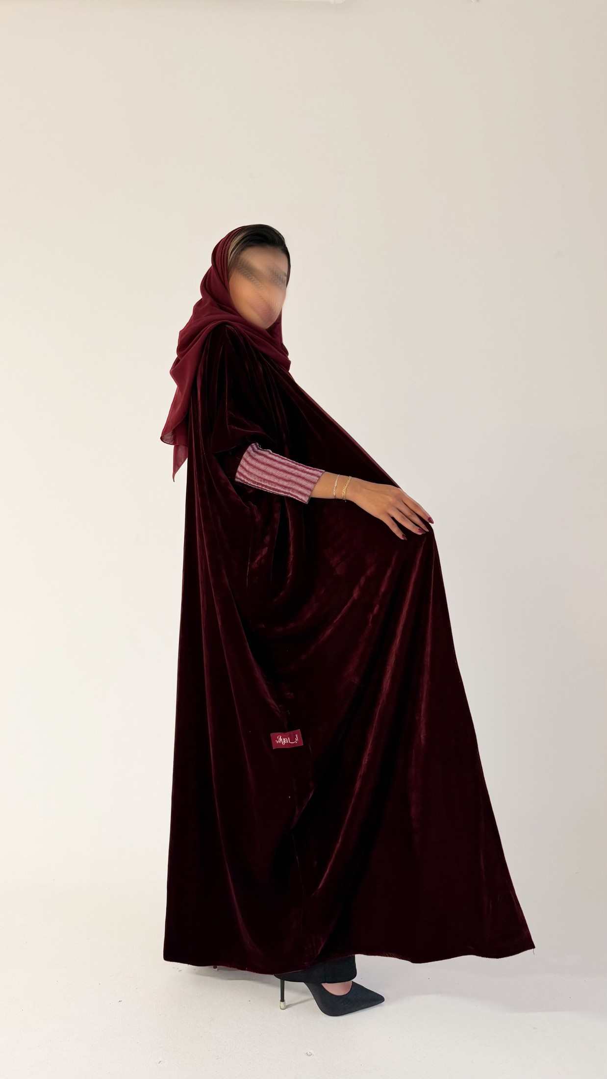 MWT525 - عباية عنابية مخمل بأكمام استرتش - Aya