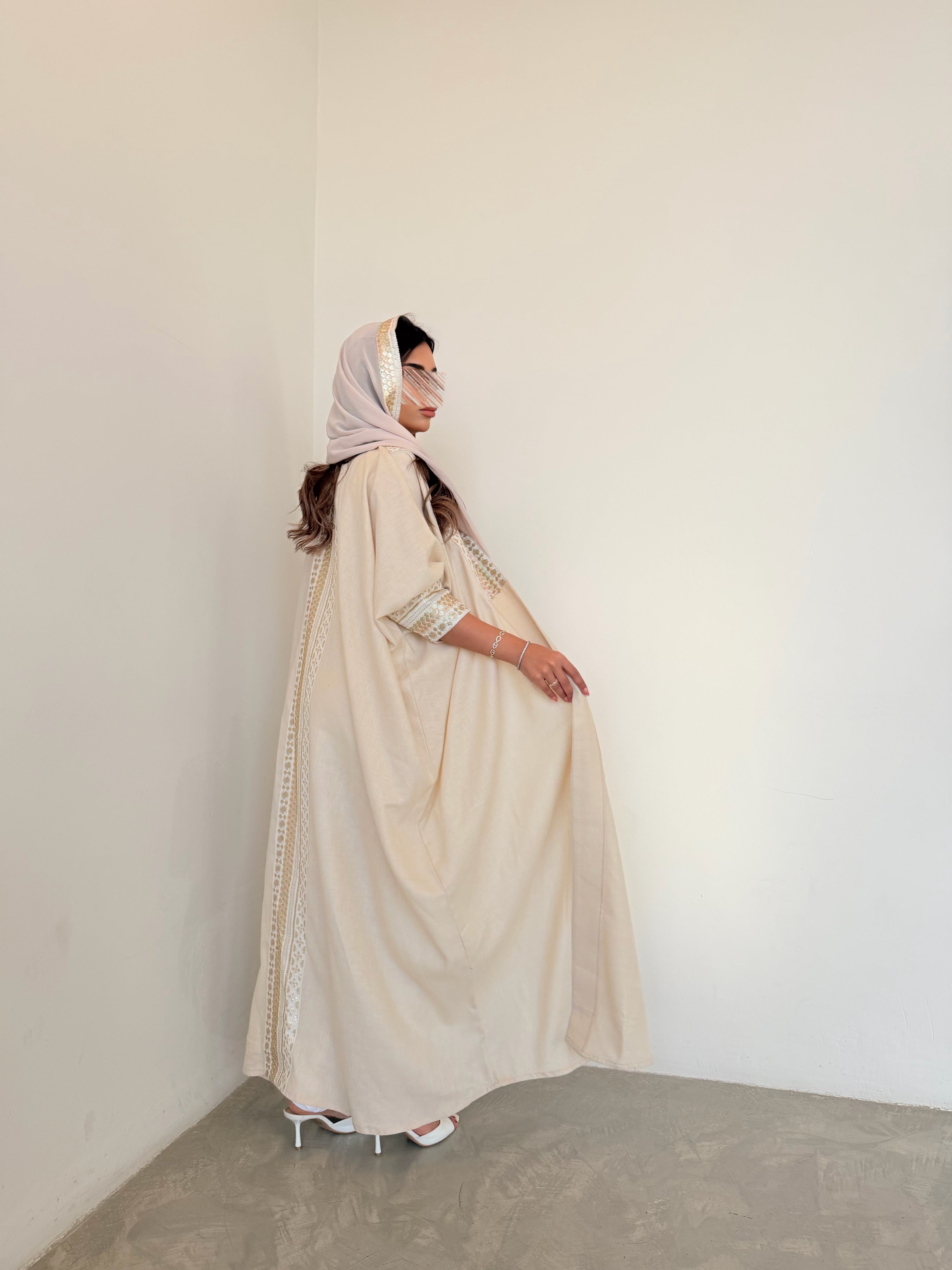 MWT5028 -لينن بيج قصة نص بشت مع كلفه مطرزه بالطرحة الأمام والأكمام والخلف - Aya