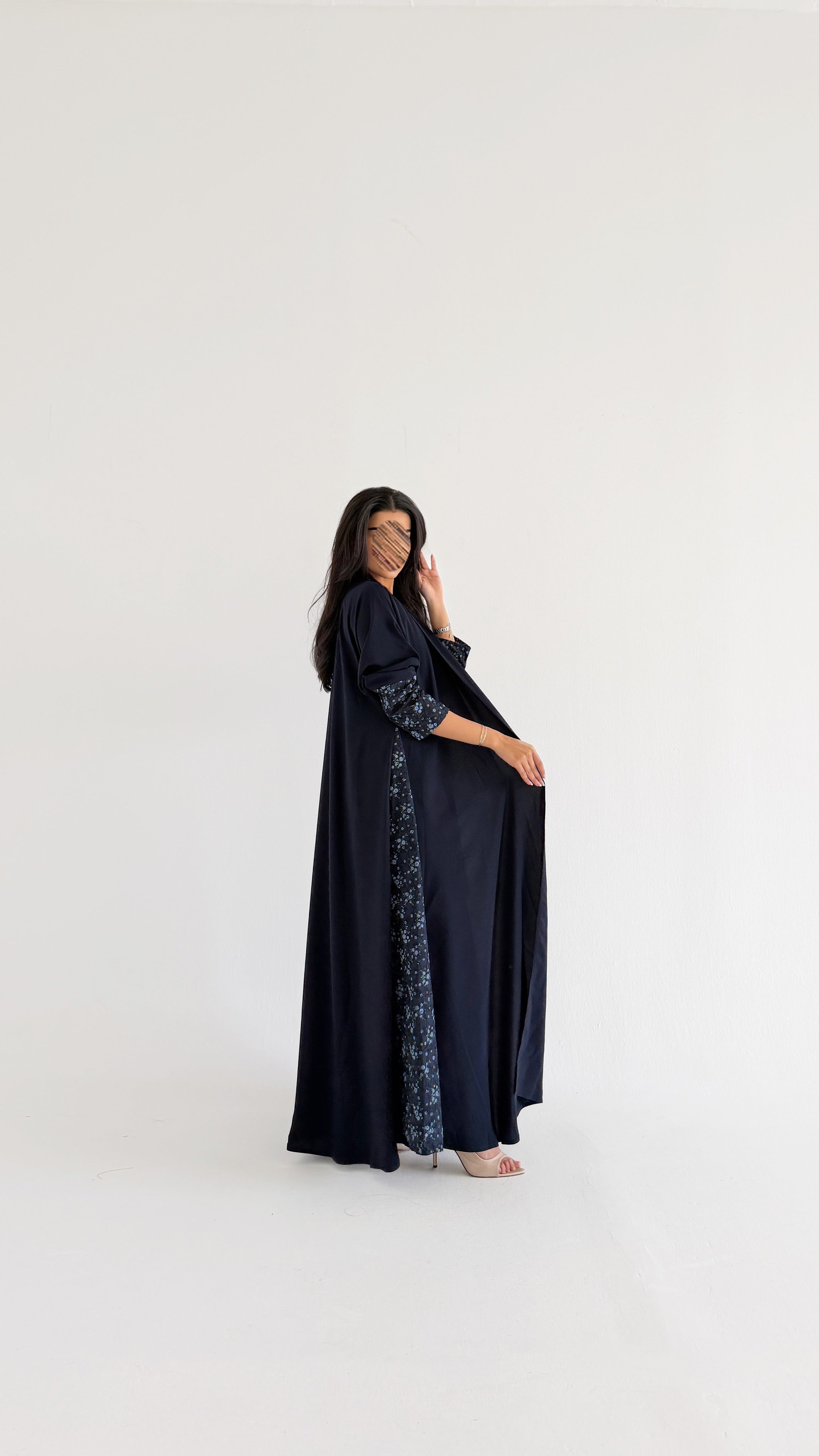 MWT2037 -  عباية كحلية مع ركامة كحلية موردة - Aya