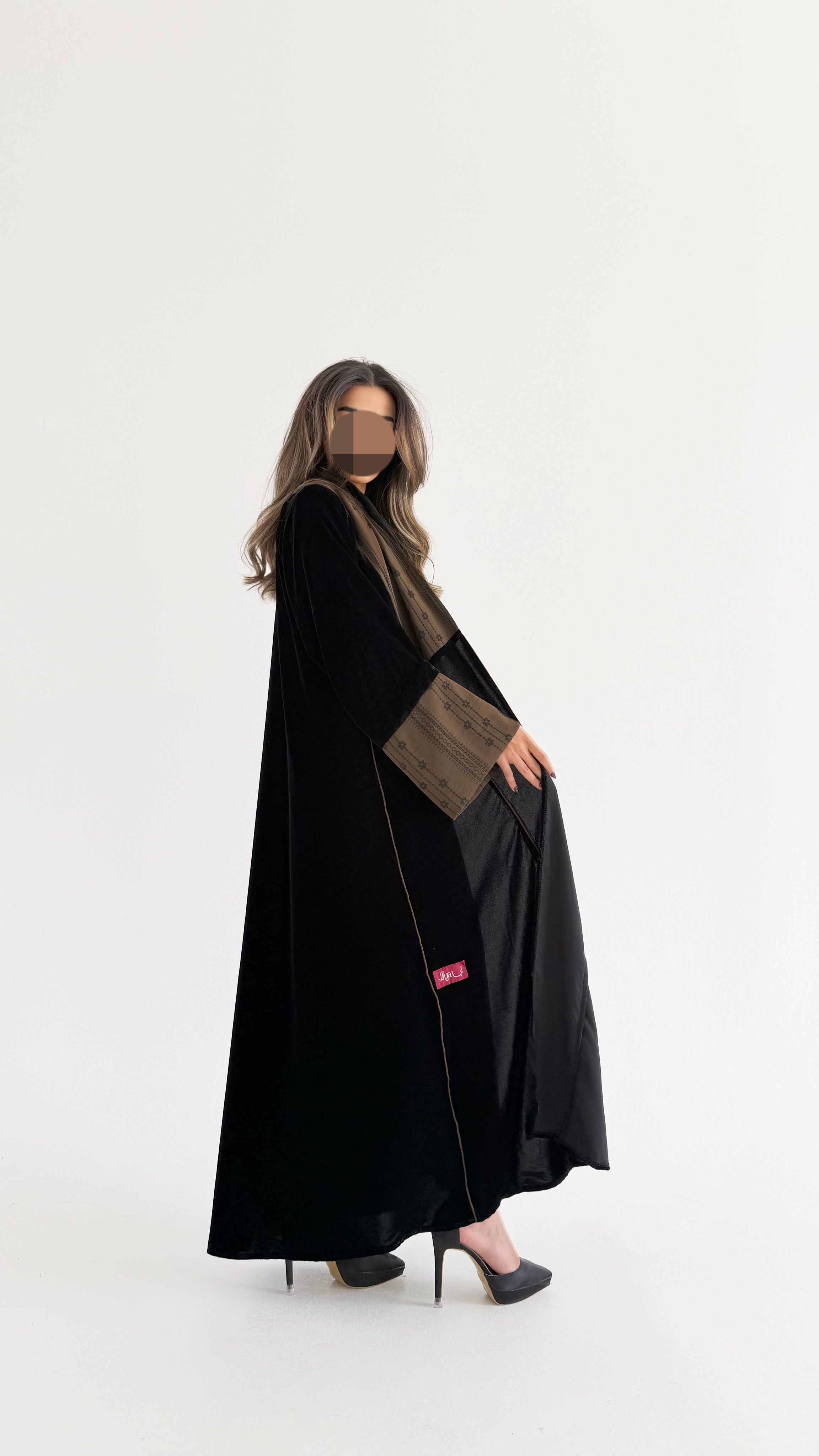 MW1841 - عباية مخمل مع اضافة تدخيلة الجاكار المطرز ليمنحك اطلالة راقية وعصرية - Aya