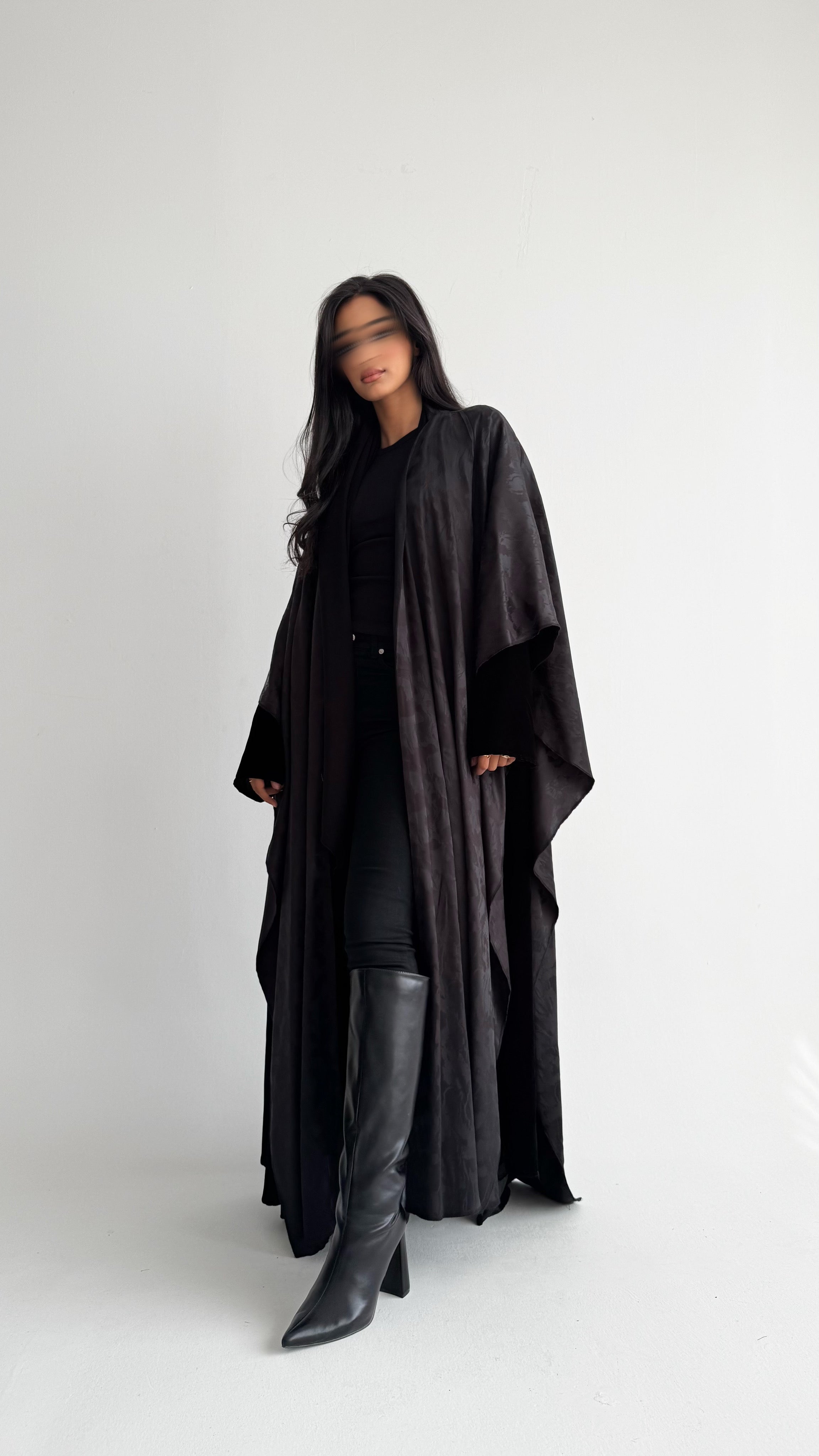 MW1849 - عباية مخمل مع اضافة قطعة من الجاكار لتعطي  اطلالة راقية وعصرية - Aya