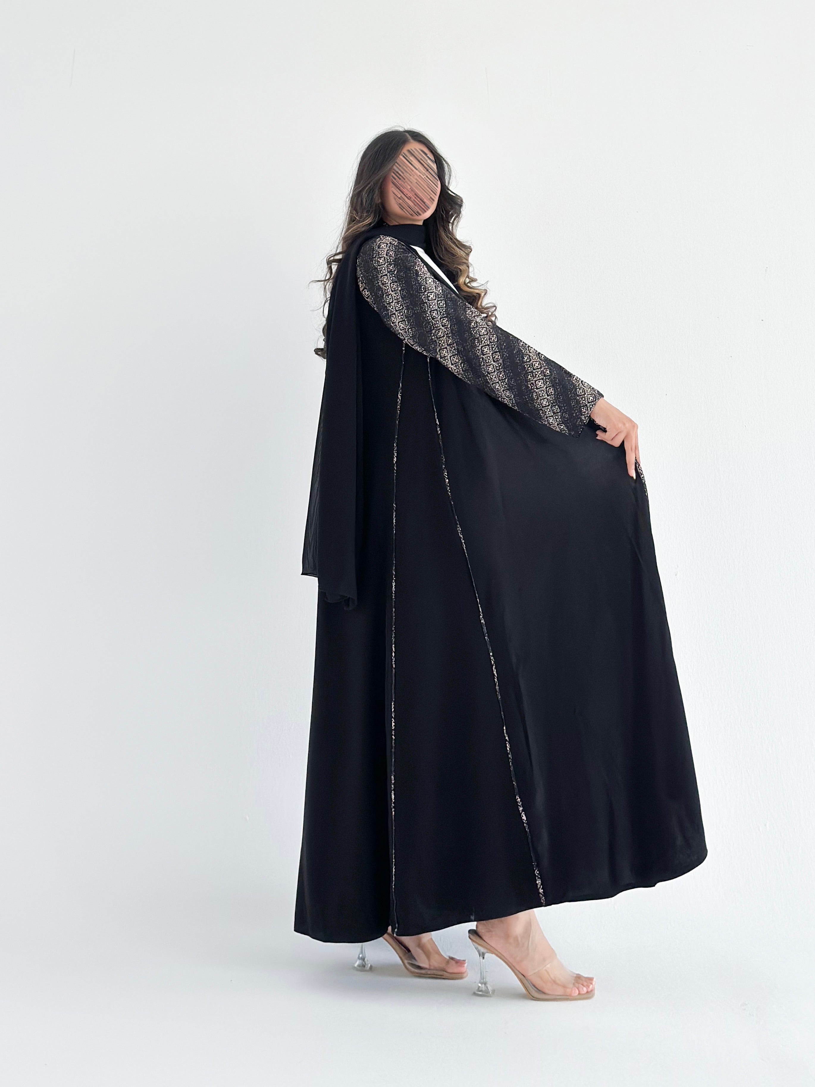 MWT1269 - عباية اسود مع تدخيلة ركامه بالاكمام