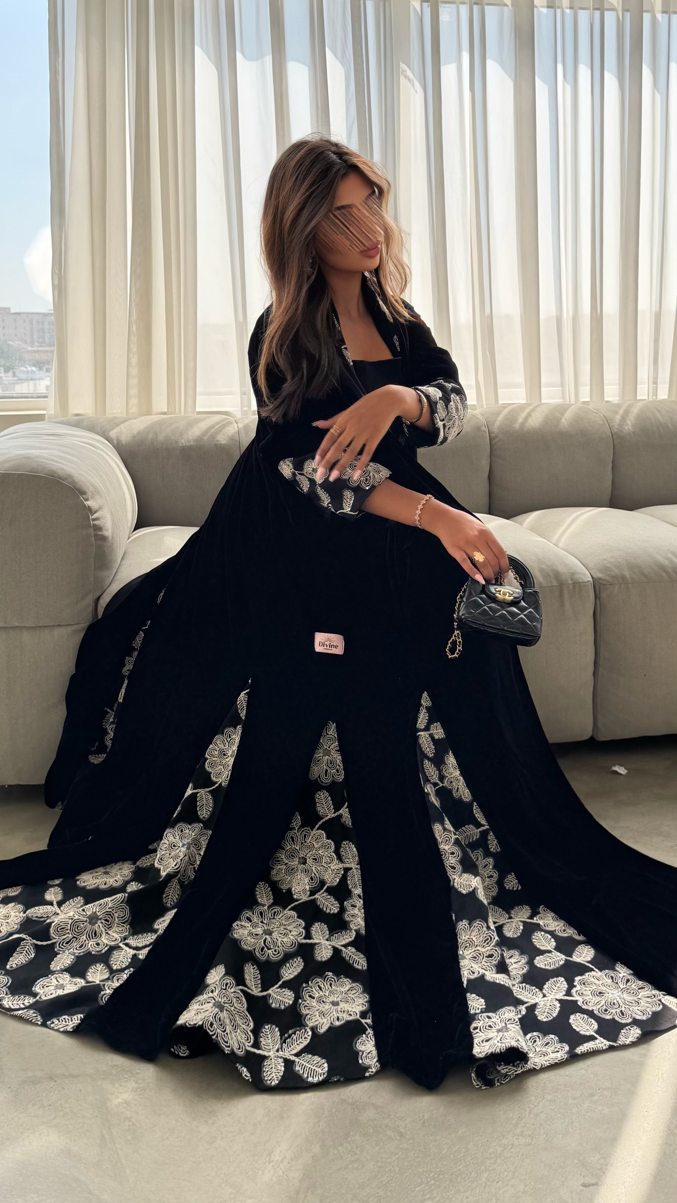 MWT672 - عباية اسود مع تدخيلة ابيض