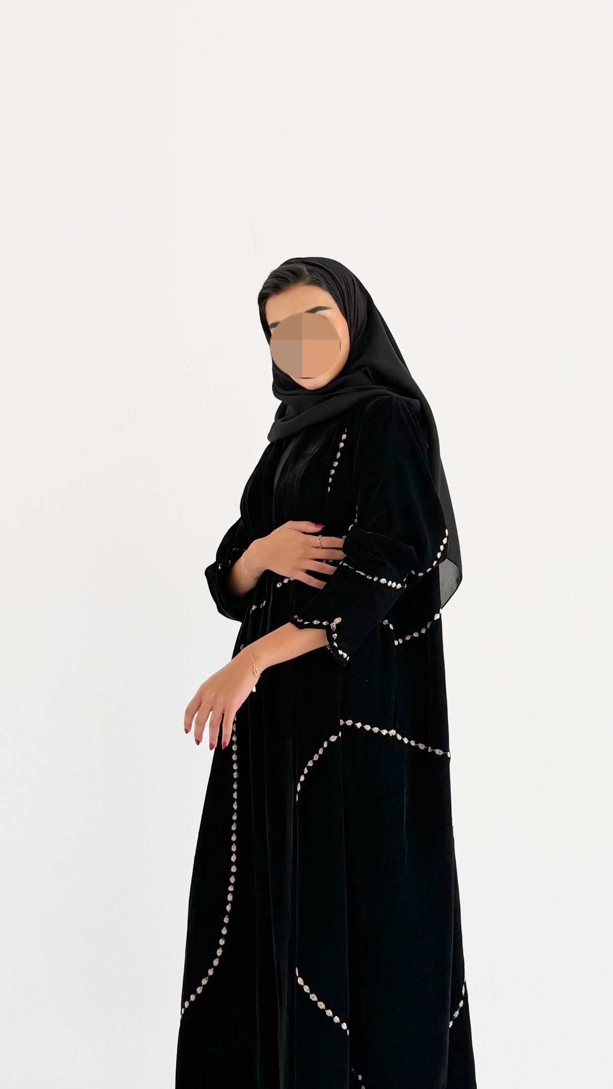 MWT645 - عبايه مخمل اسود تطريز ذهبي - Aya