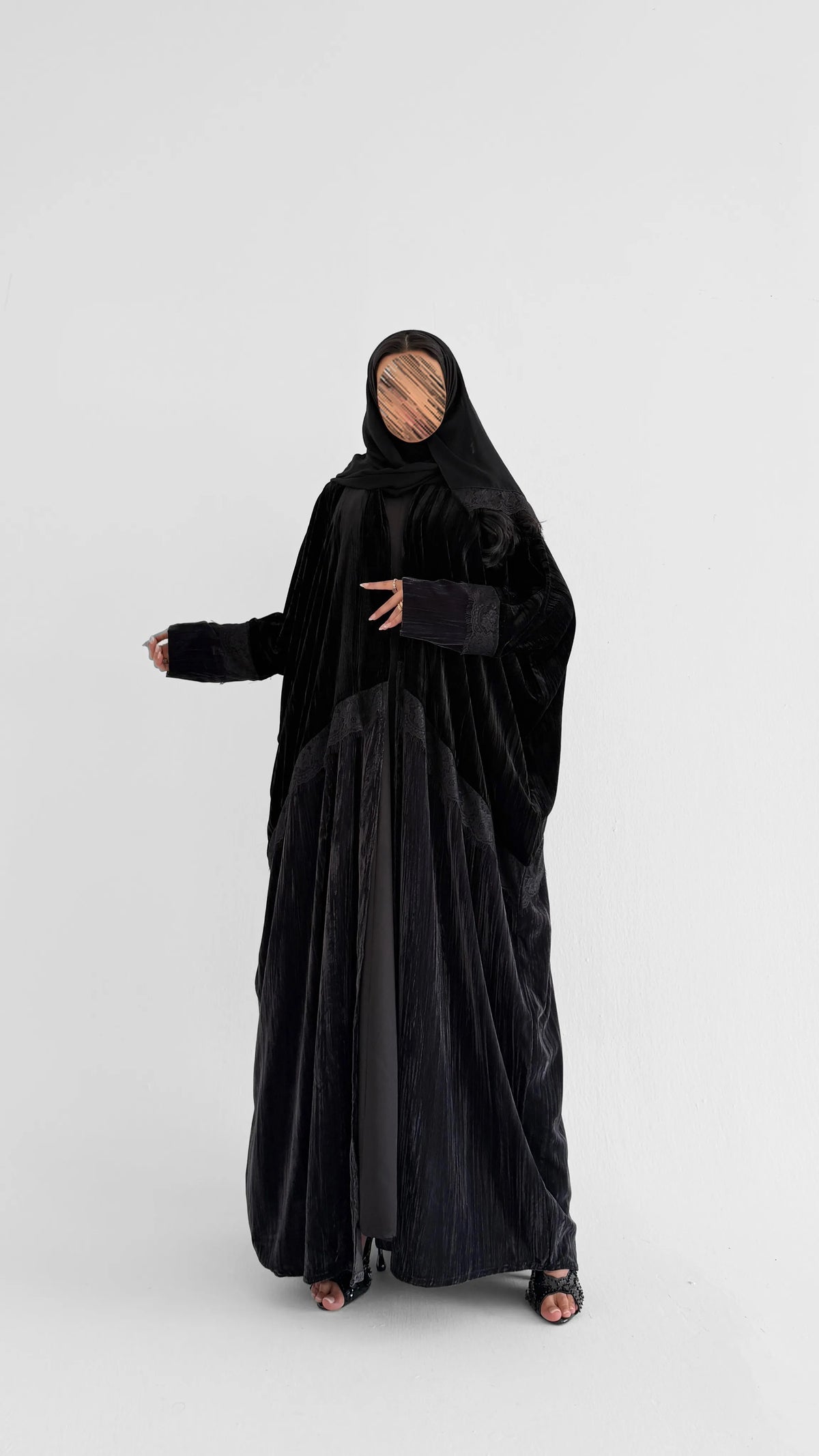 MWT2172 - عباية مخمل أسود مع رمادي بتدخيله دانتيل - Aya