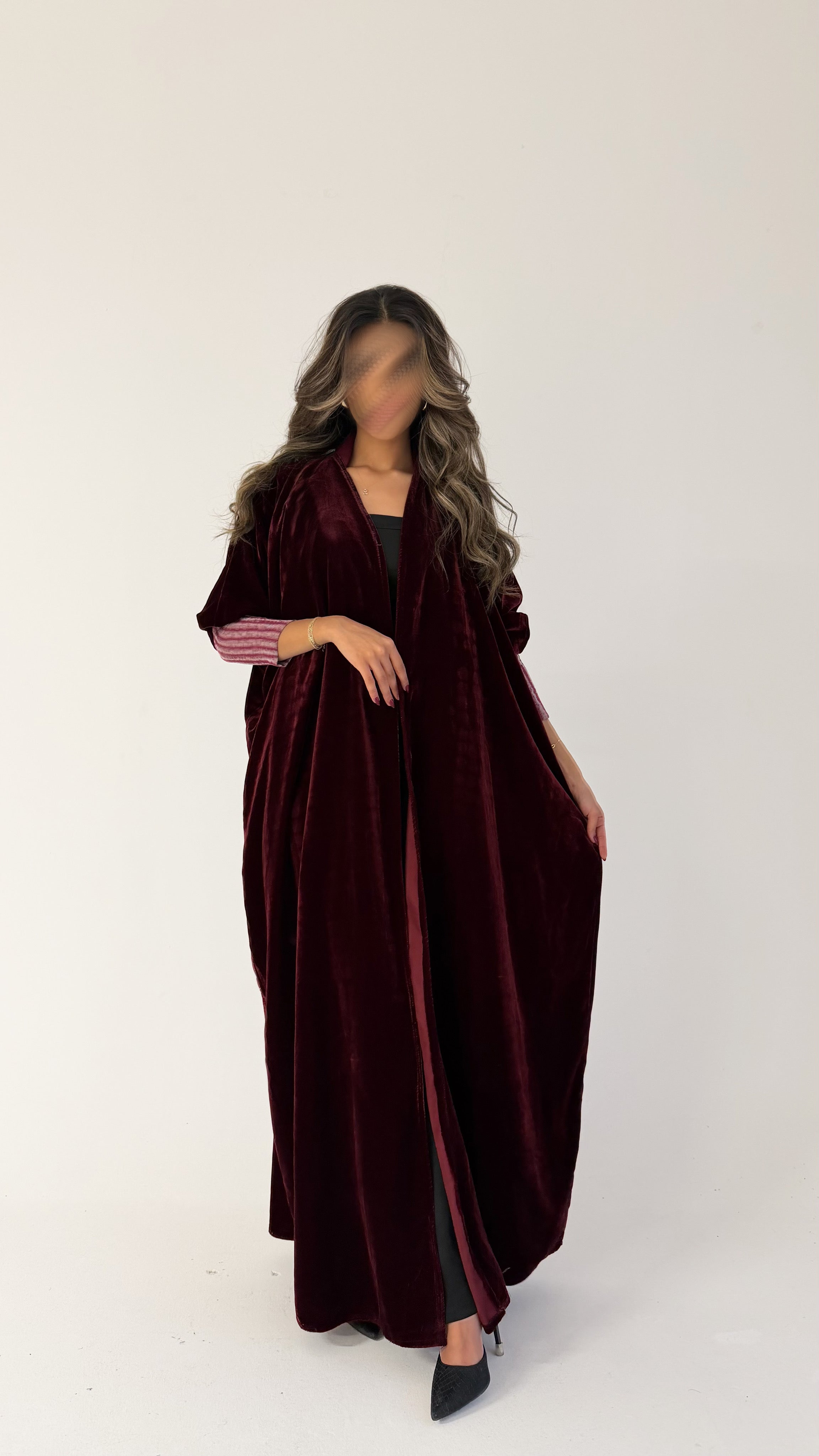MWT525 - عباية عنابية مخمل بأكمام استرتش - Aya