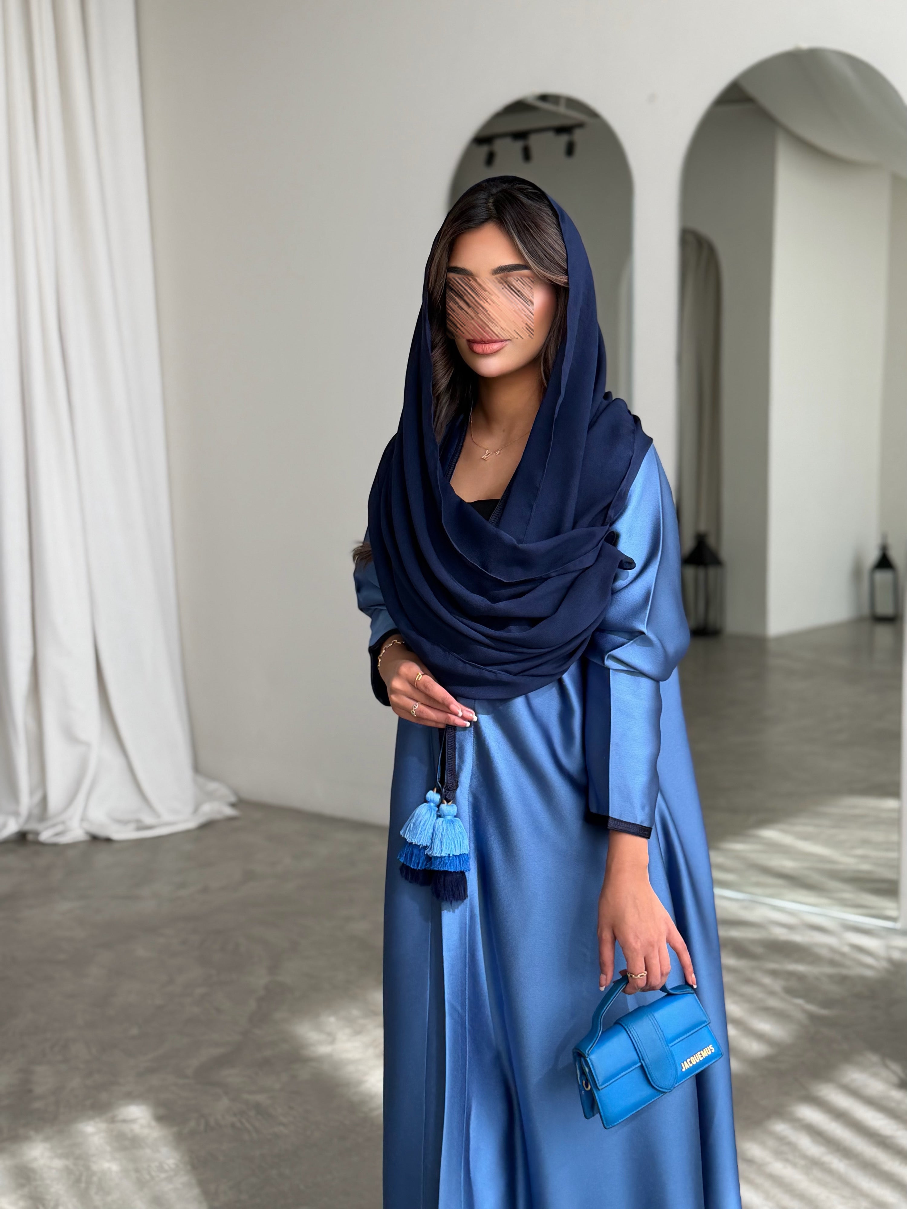 MWT771 - عباية كريب ازرق مع تدخيله دندوشة - Aya