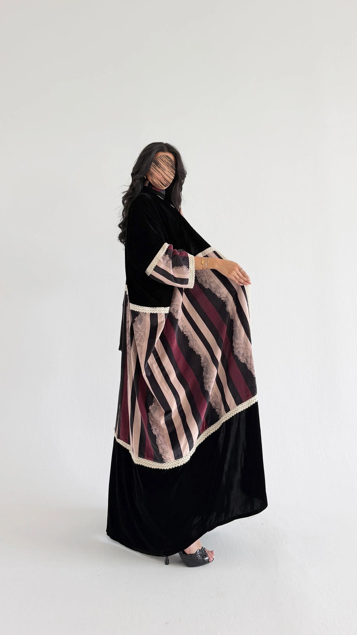 MWT2189 - عبايه مخمل اسود مع مخمل طباعه - Aya