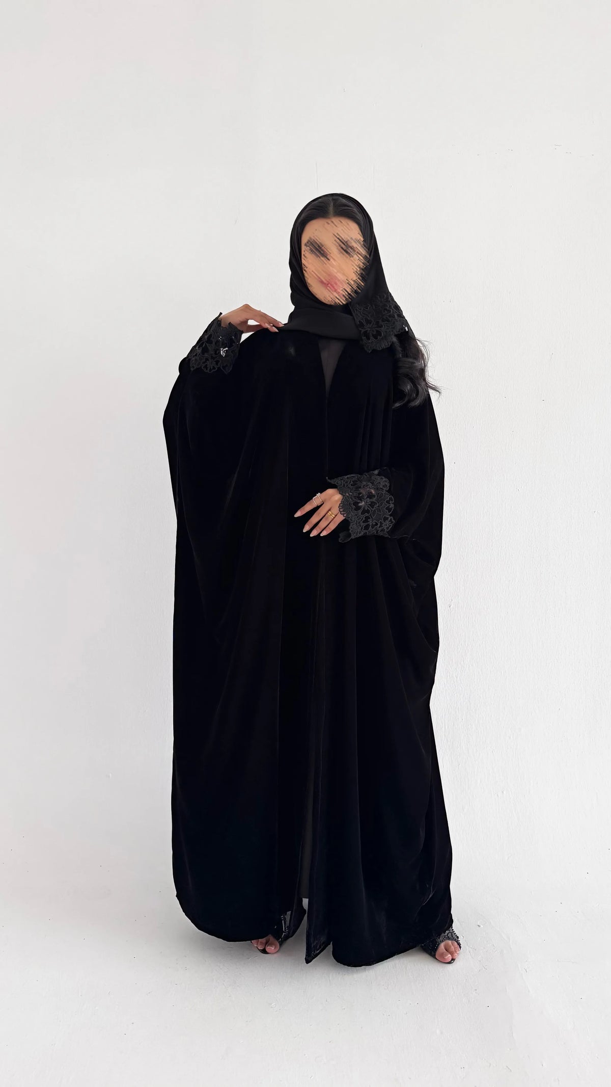 MW526  - عبايه سوداء مخمل نص بشت مع كم مزين بكلفة مخمل - Aya