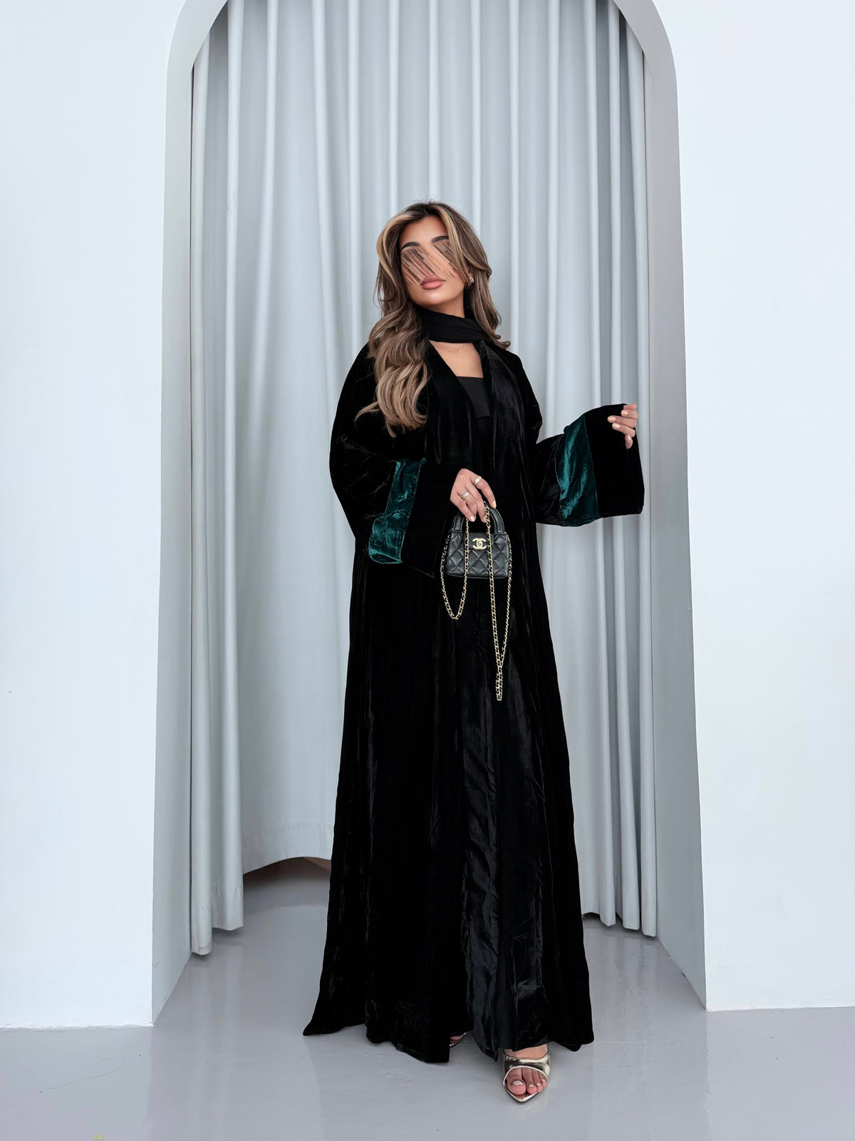 MWT5263 - عباية مخمل اسود ناعمة و تناسب إطلالتك اليومية - Aya