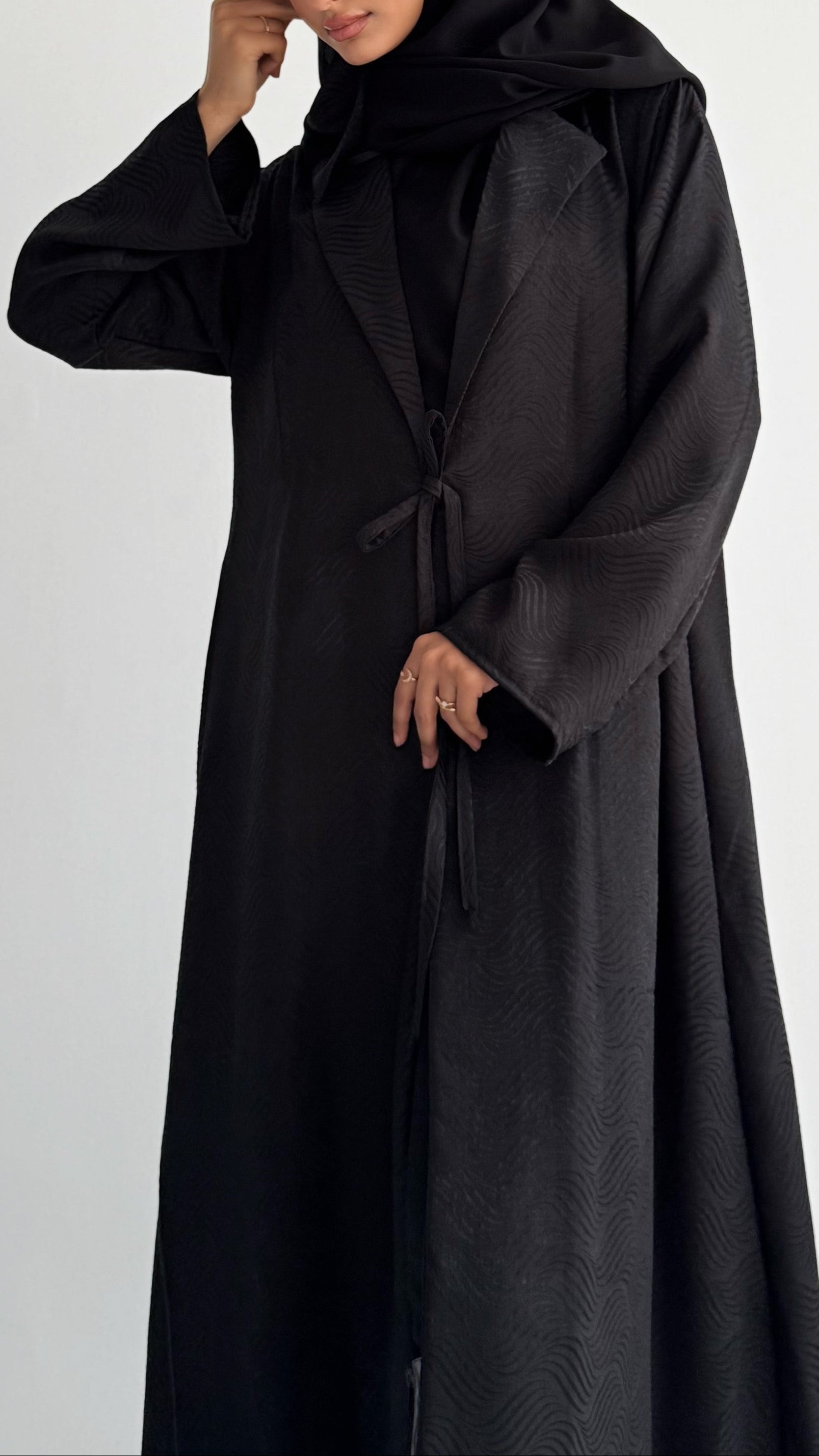 MW1844 - عباية جاكار فاخرة بتصميم ياقة بليزر ناعم مع ربطة أمامية تمنحك إطلالة راقية وعصرية - Aya