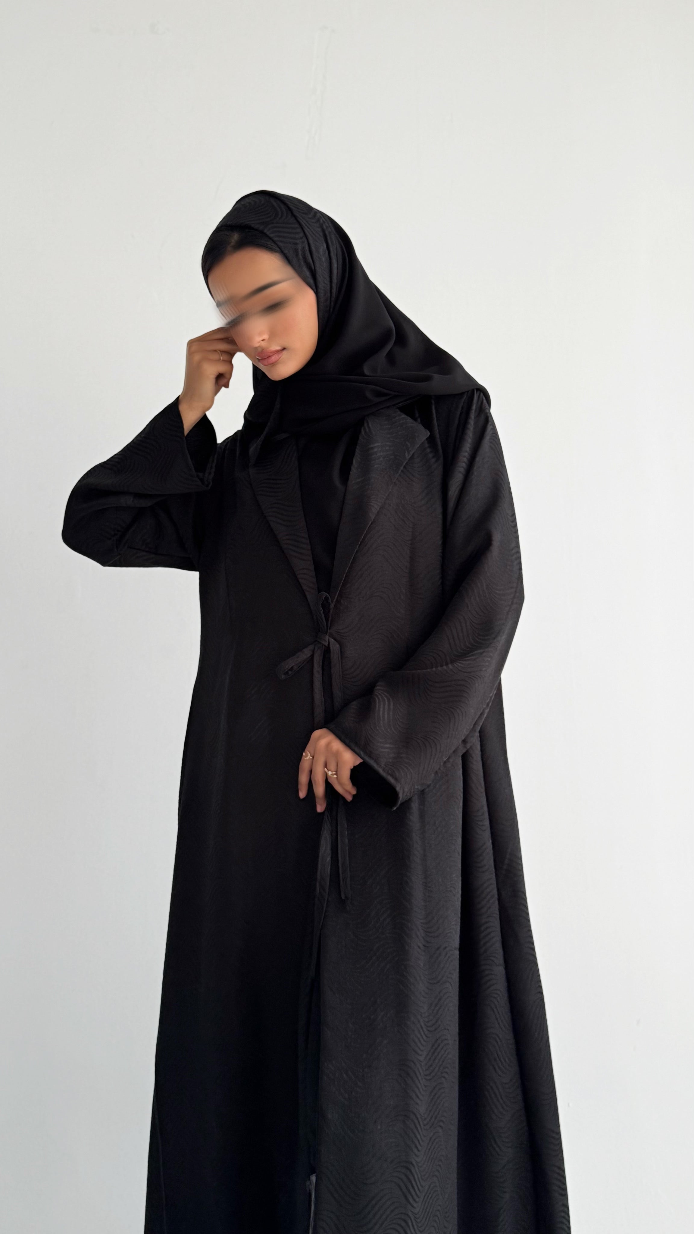 MW1844 - عباية جاكار فاخرة بتصميم ياقة بليزر ناعم مع ربطة أمامية تمنحك إطلالة راقية وعصرية - Aya