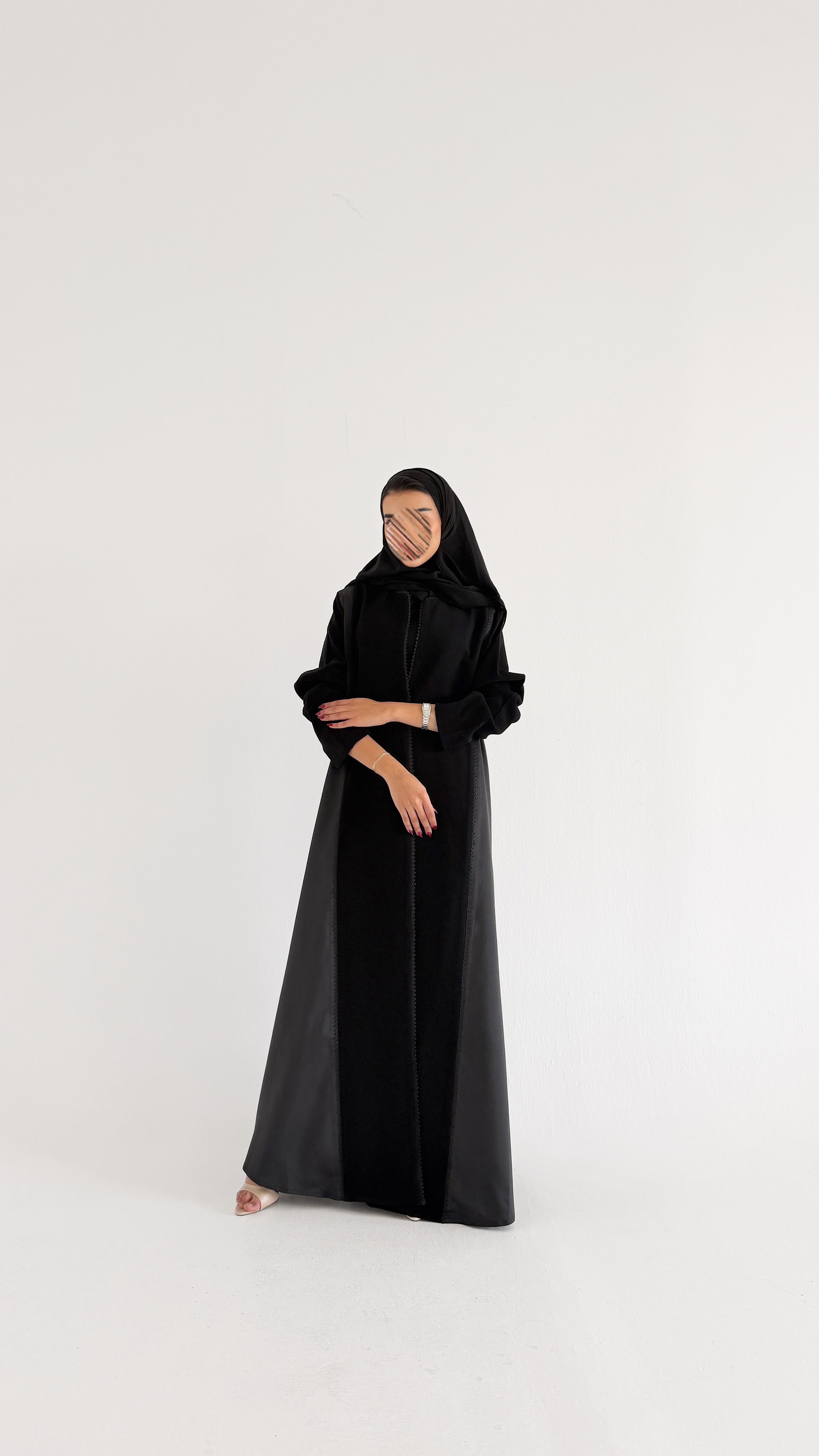 MWT1013 - عبايه مع تدخيله قماش لامع - Aya