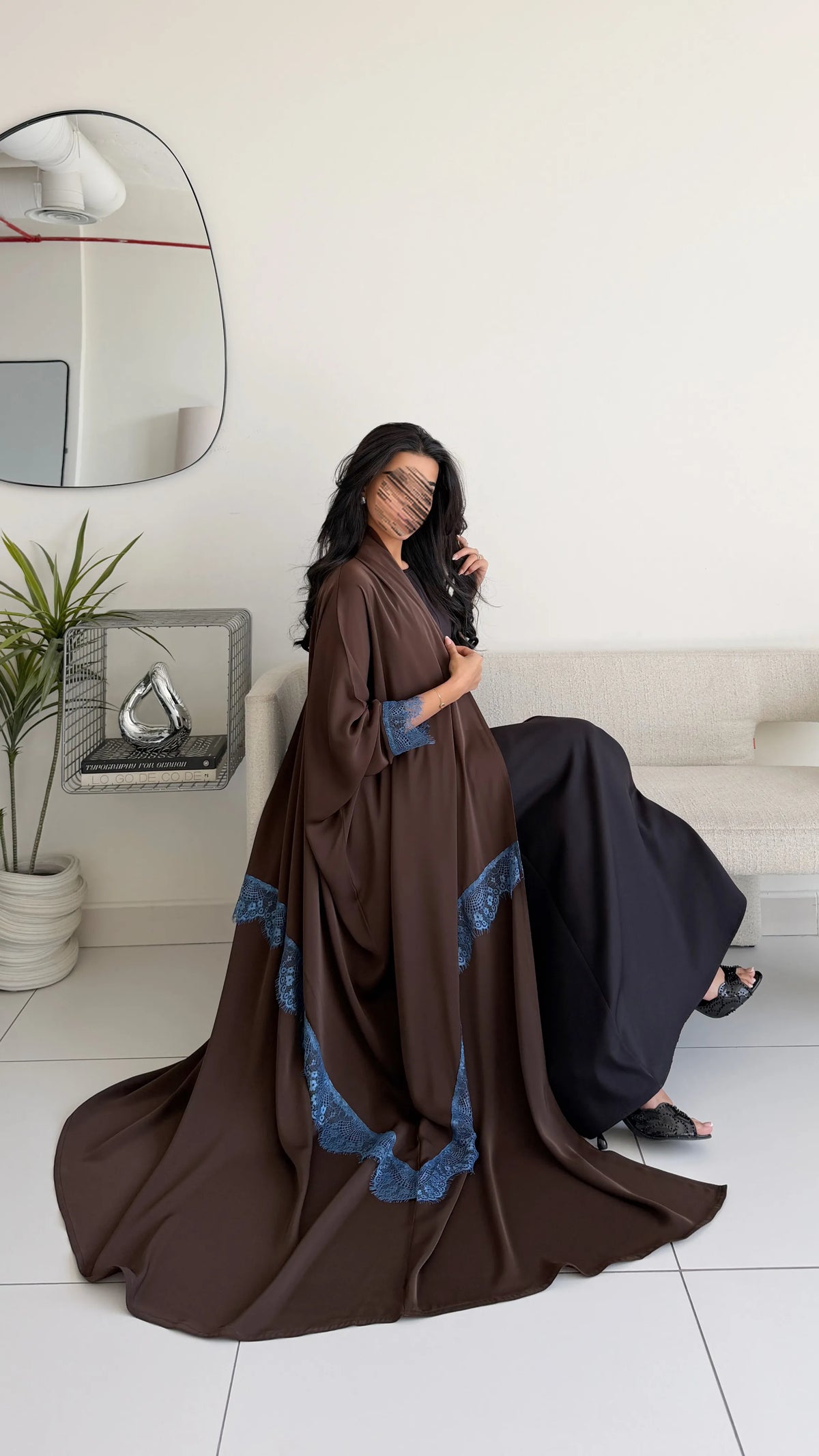 MWT2165 - عباية كريب بني بتدخيله دانتيل ازرق - Aya