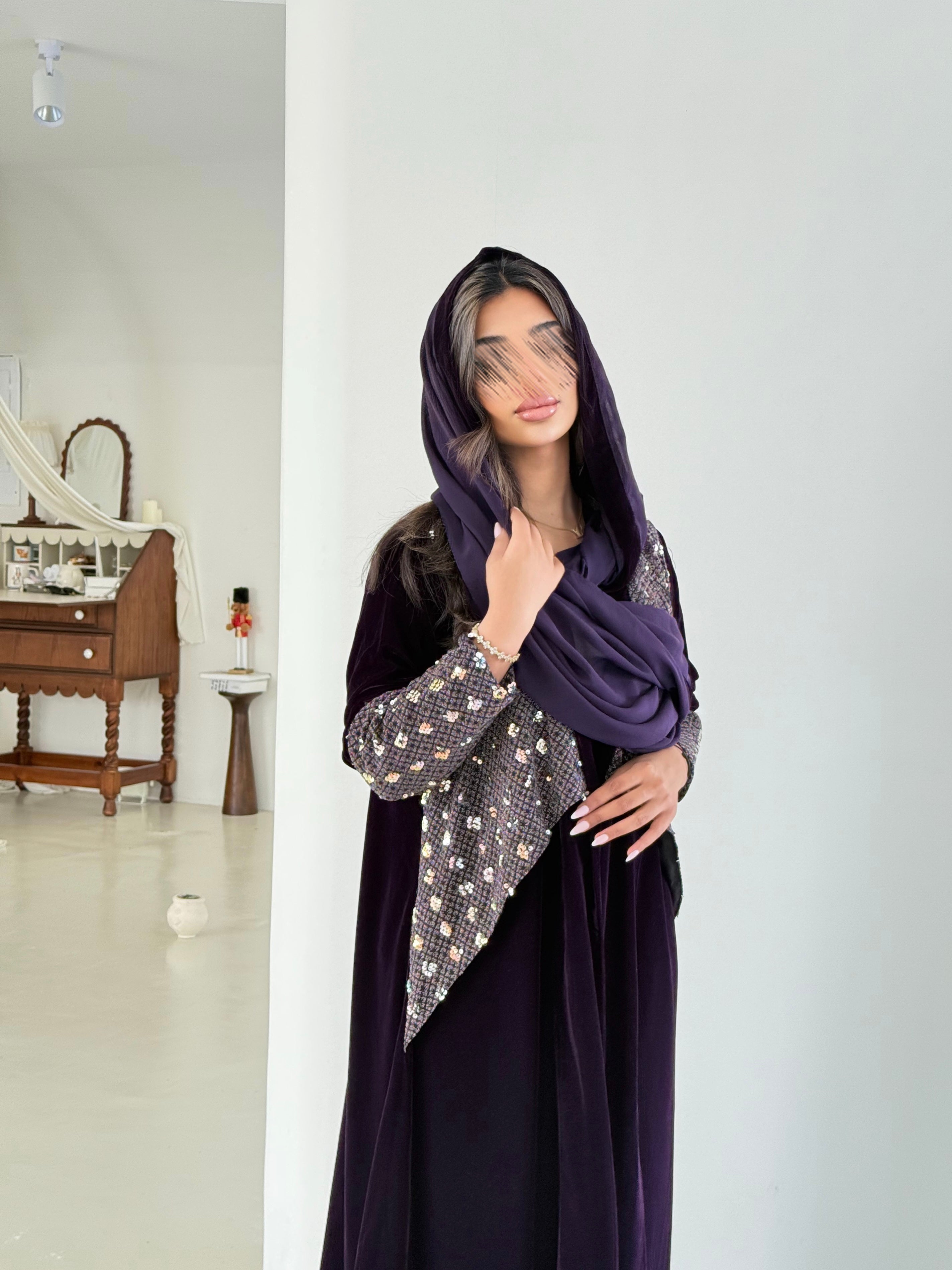 MWT956 -عباية مخمل مع اضافة مخمل ترتر بالاكمام والاجناب