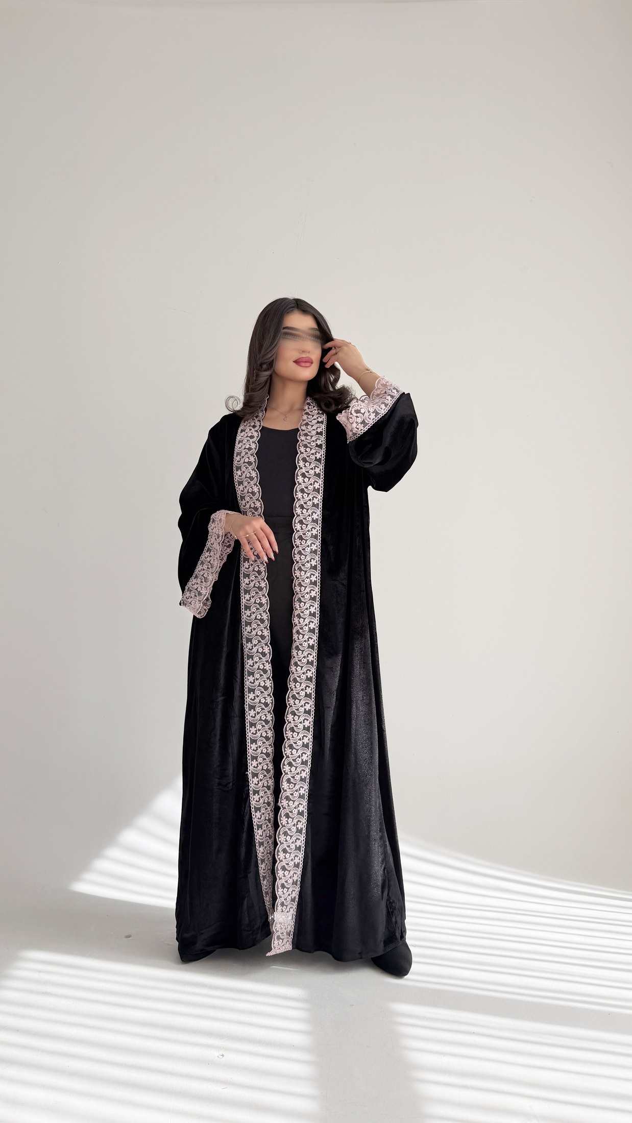 MW1812 - عباية مخمل بتدخيلة دانتيل - Aya