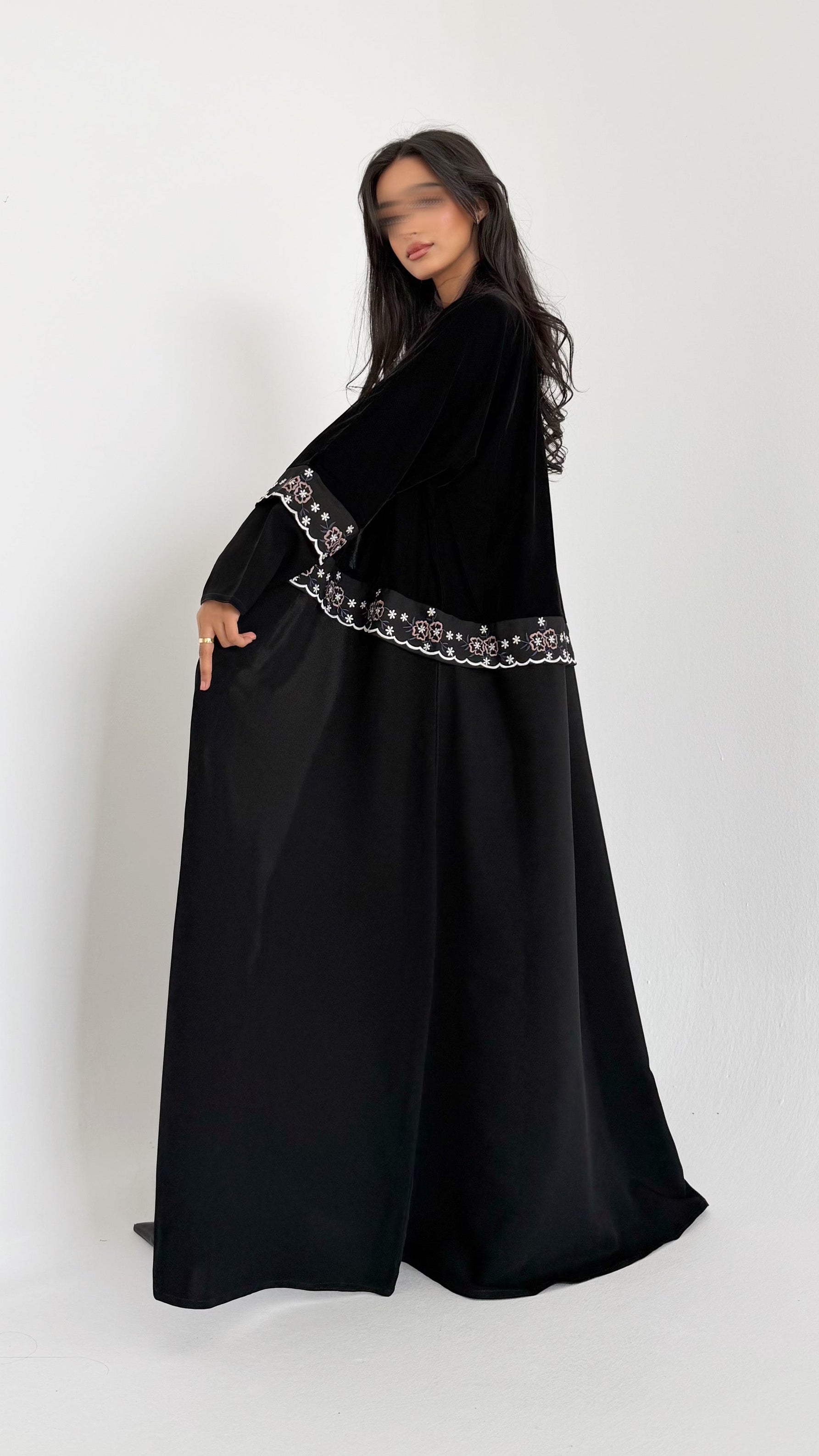 MW1777 - عباية مخمل من تحت قماش كريب الرياض ‏كلفه تطريز كمبيوتر