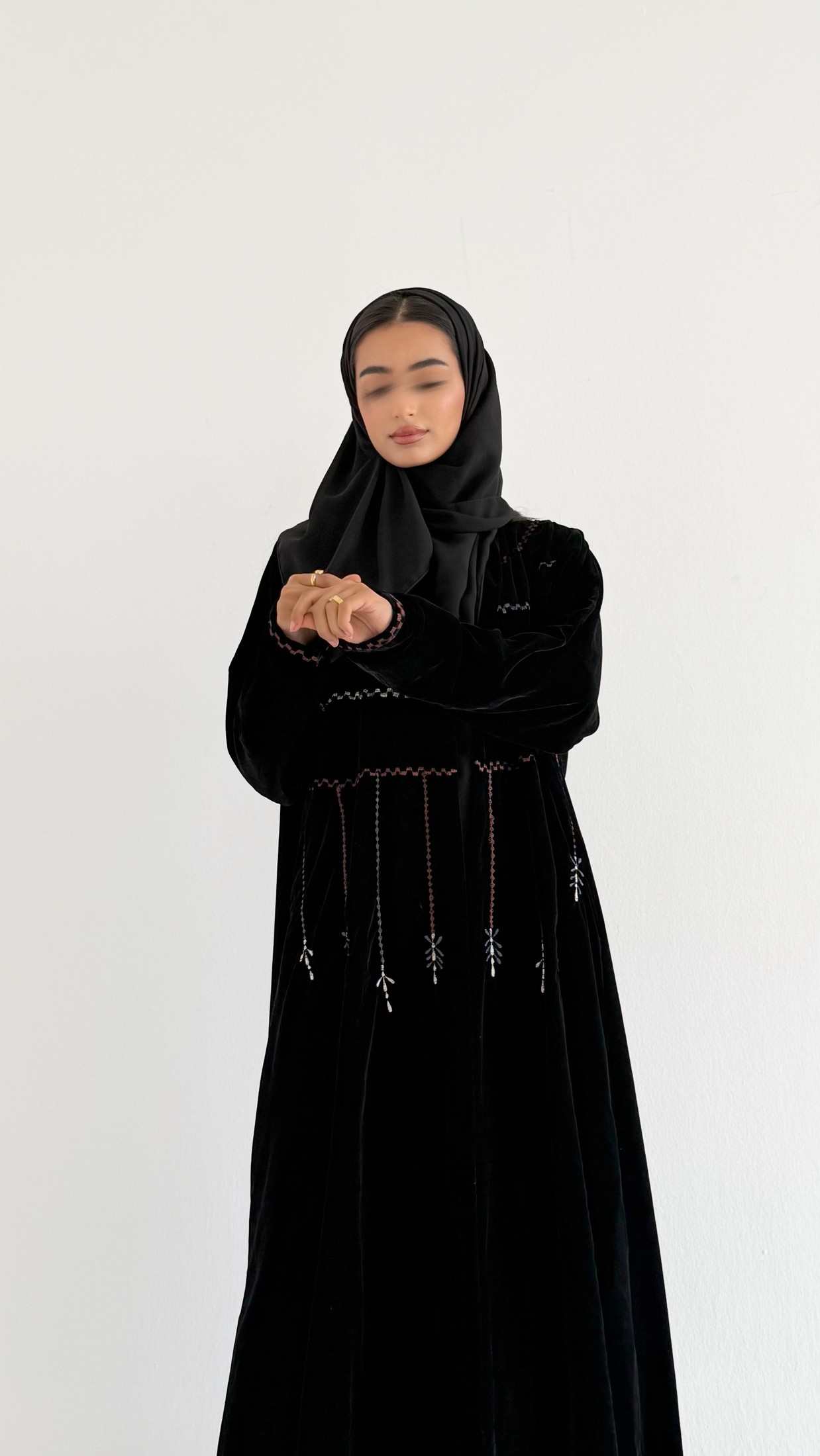 MWT728 - عباية مخمل بتطريز الوان - Aya