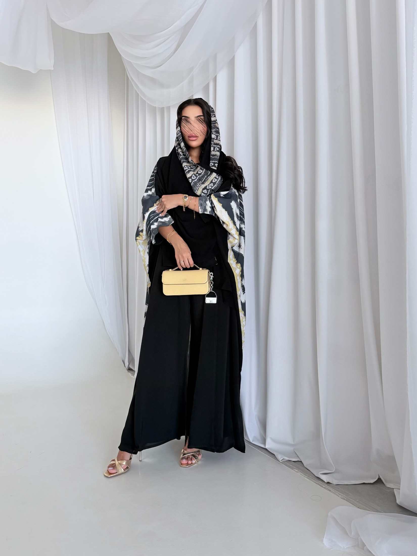 MWT5222 - عبايه اسود ومن الخلف طباعه بقماش يومي مريح - Aya
