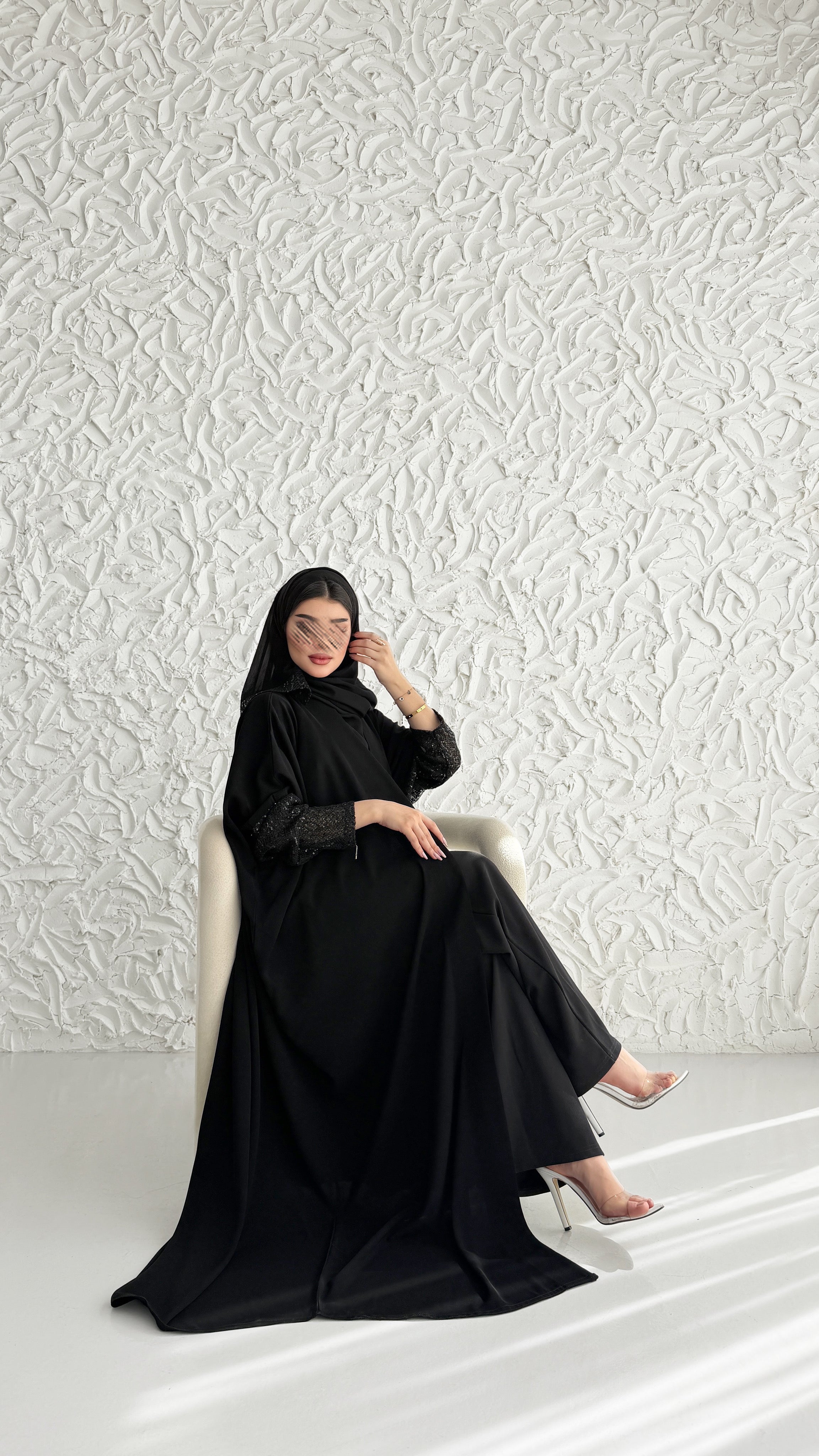 MW2131 - عباية كريب ملكي أنيقة بقصّة نص كلوش  عصرية. - Aya