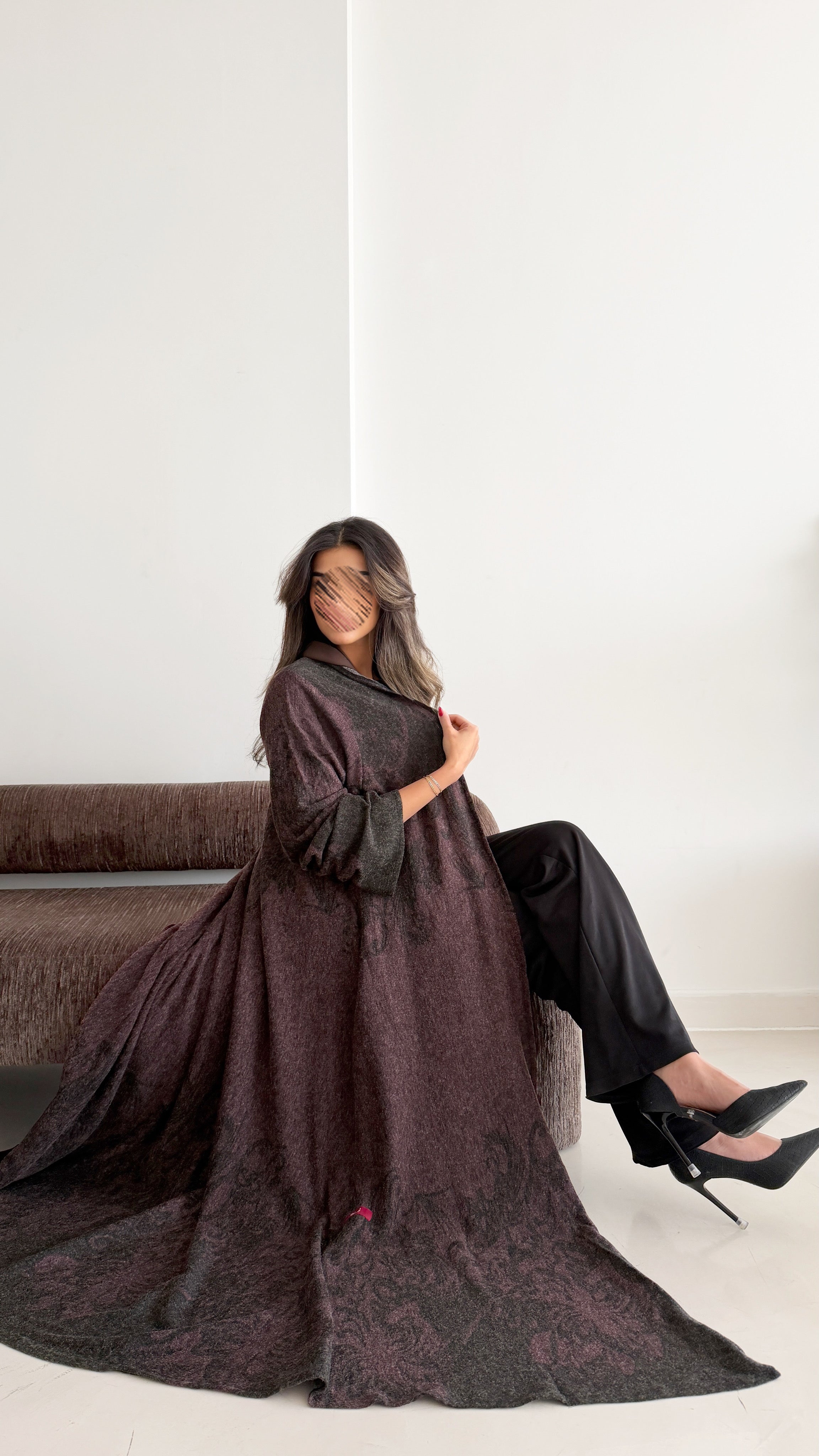 MW1855 - عباية مخمل كاملة طباعة برسمات راقية ودافئي - Aya