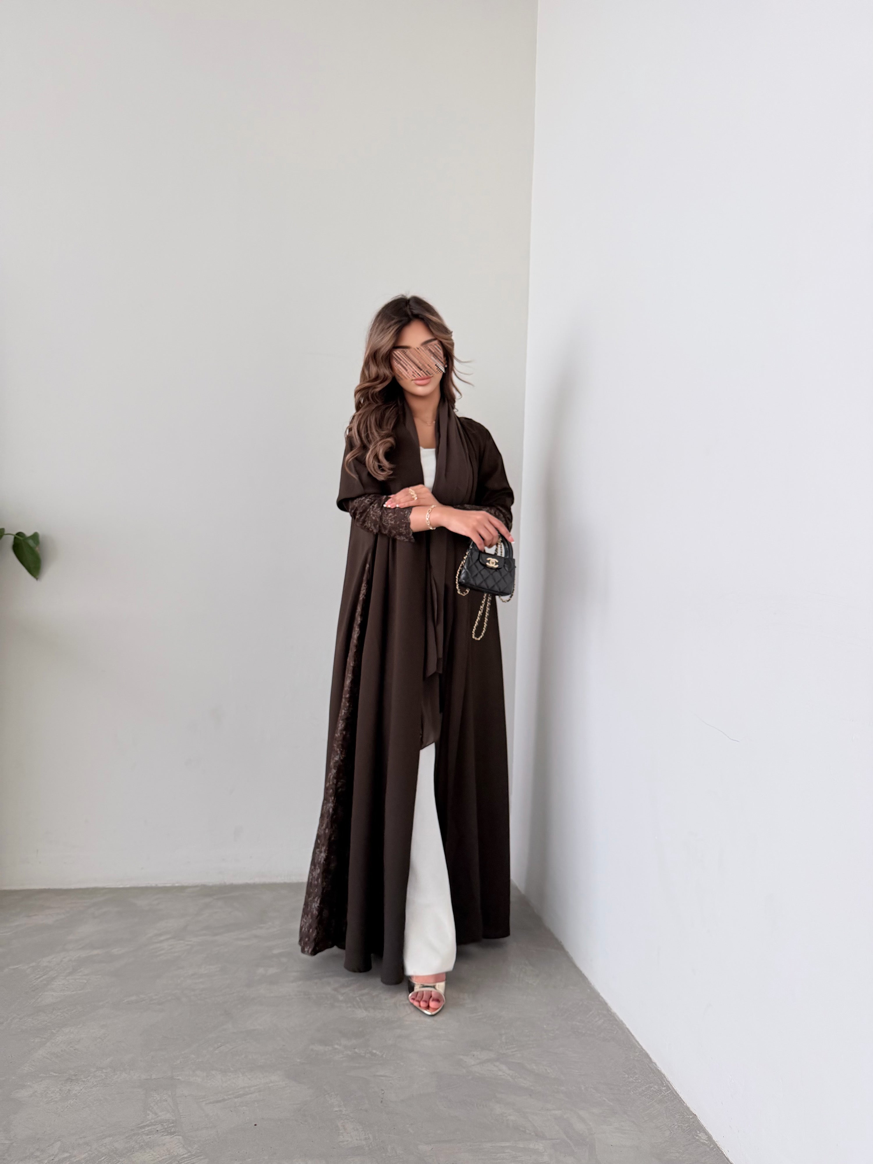 MWT782 - عباية بنية مع ركامة بنية موردة - Aya