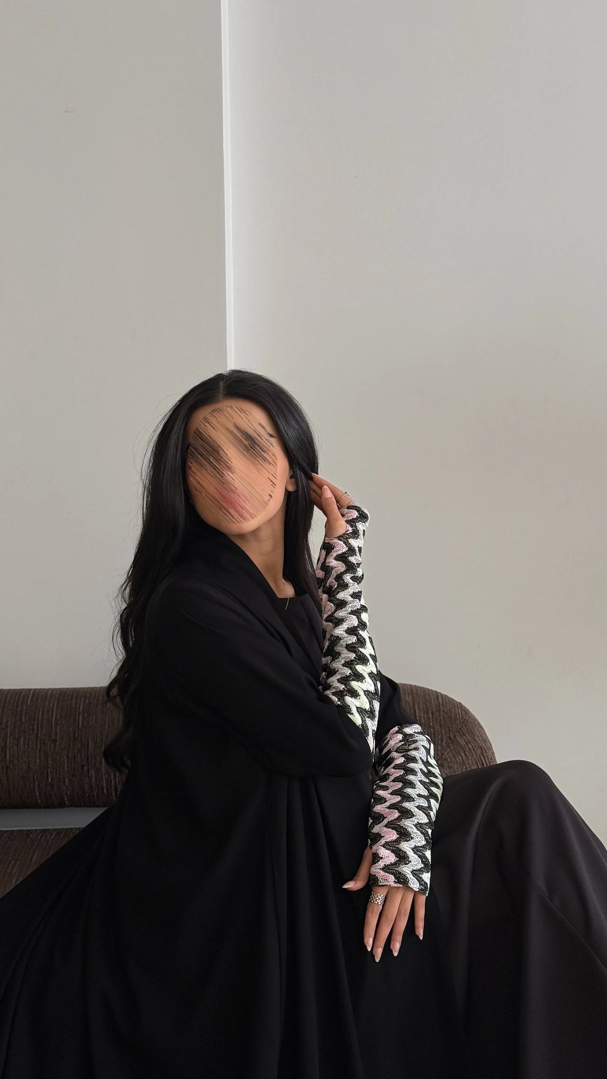 MW434 - عباية سوداء مع فتحة اصبع - Aya
