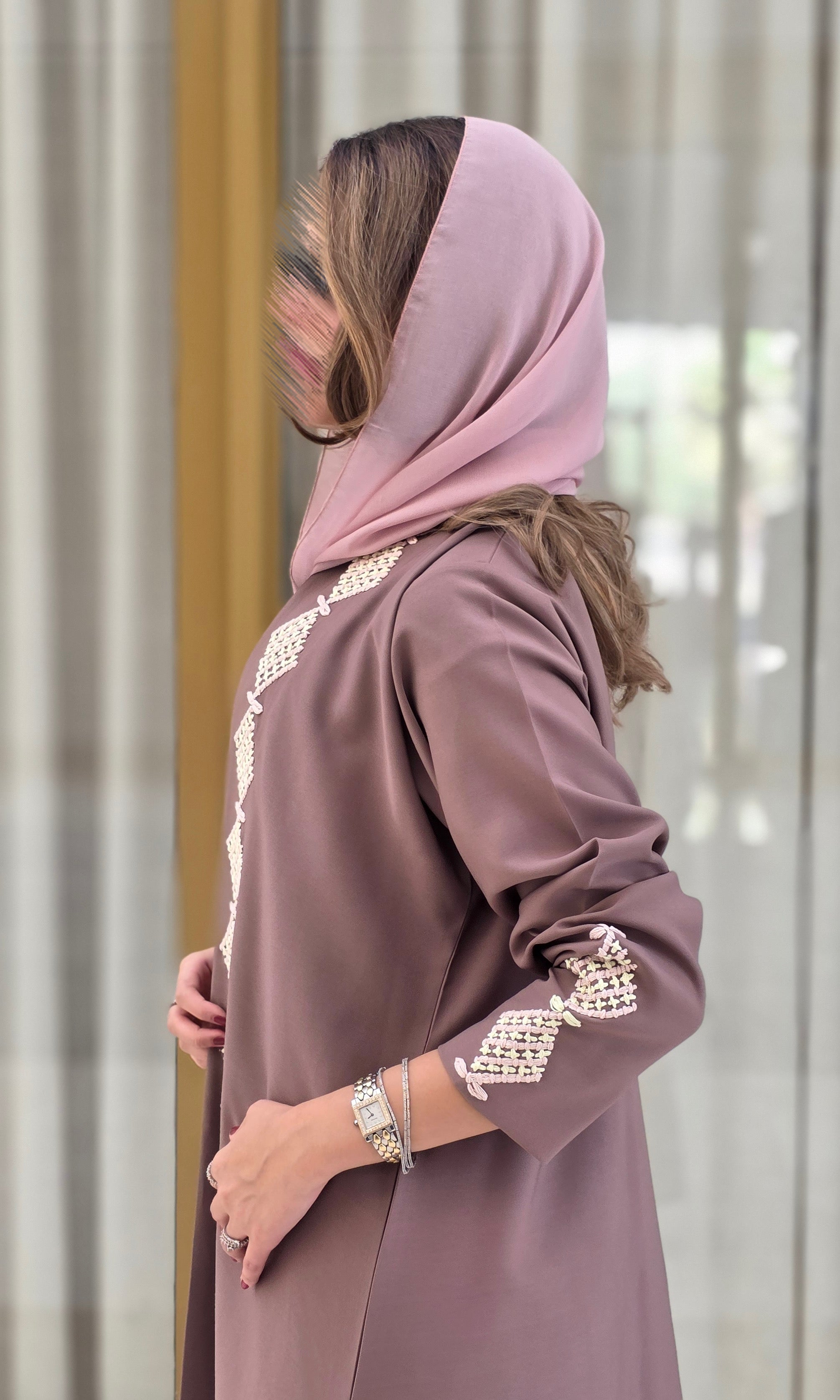 MWT662 - عباية وردي تطريز من الامام - Aya