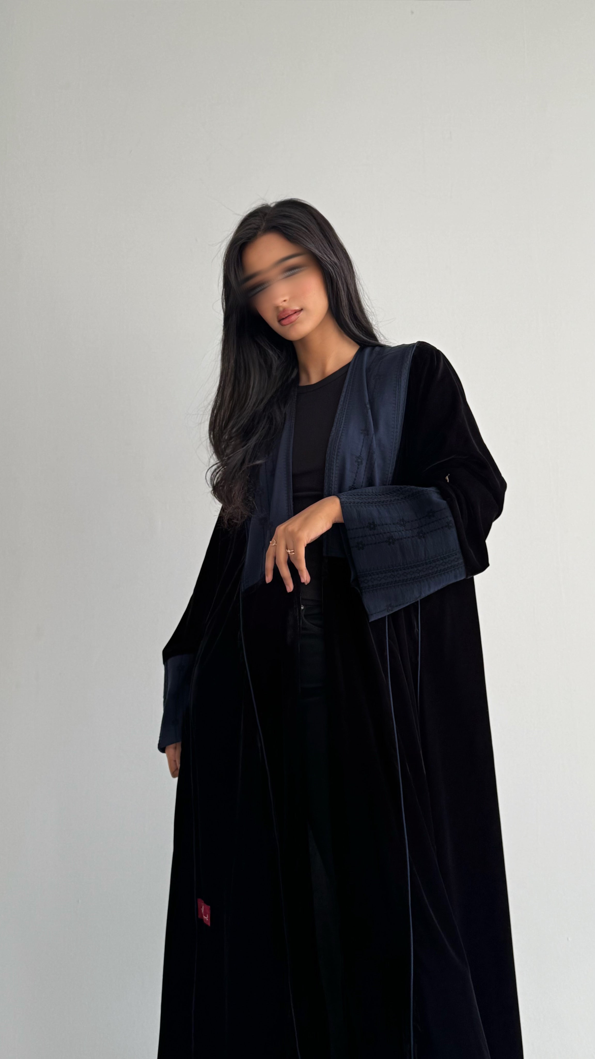 MW1840 - عباية مخمل مع اضافة تدخيلة الجاكار المطرز ليمنحك اطلالة راقية وعصرية - Aya