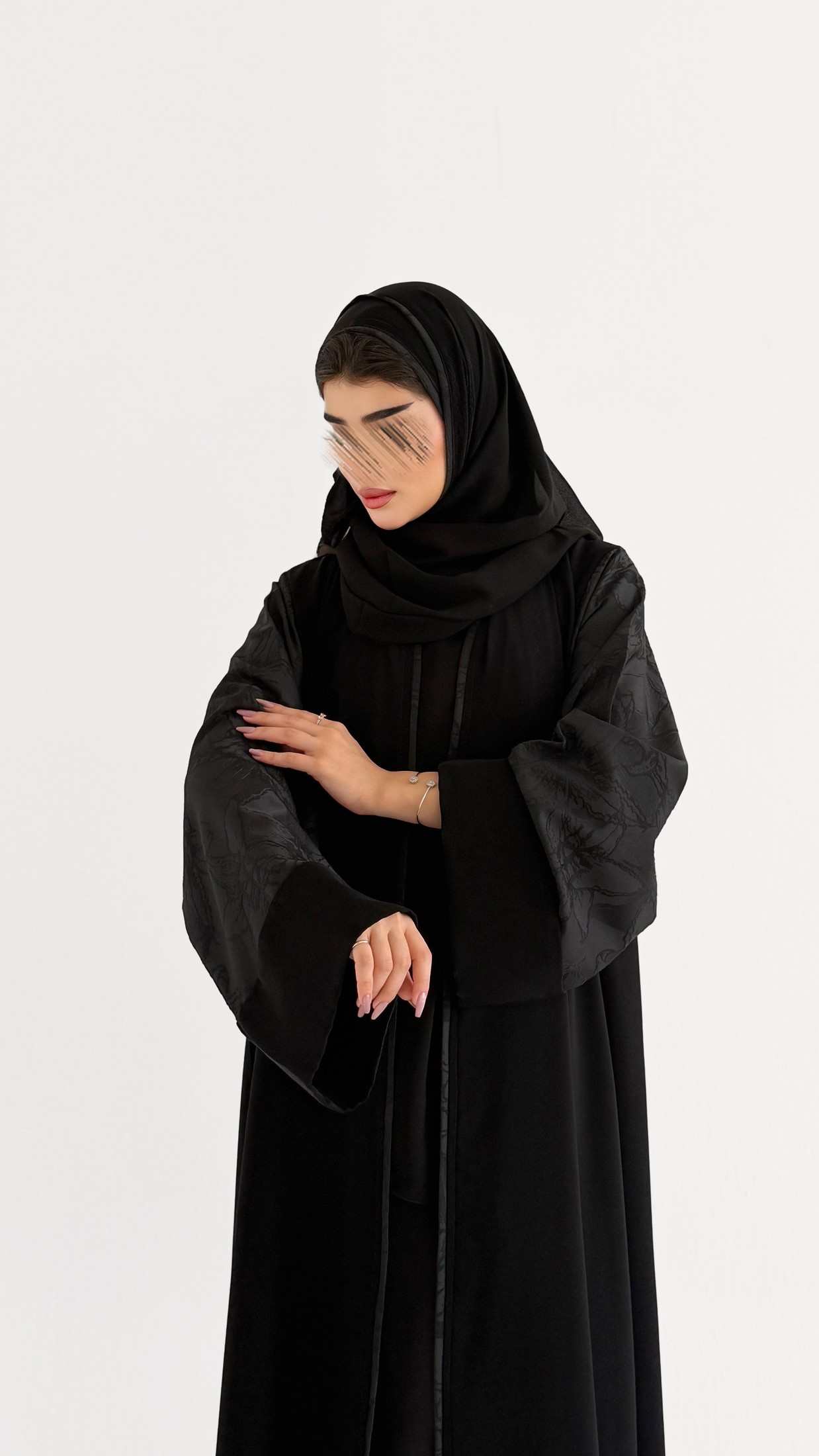 MWT1103 - عباية اسود بتدخيلة جاكار بالاكمام - Aya