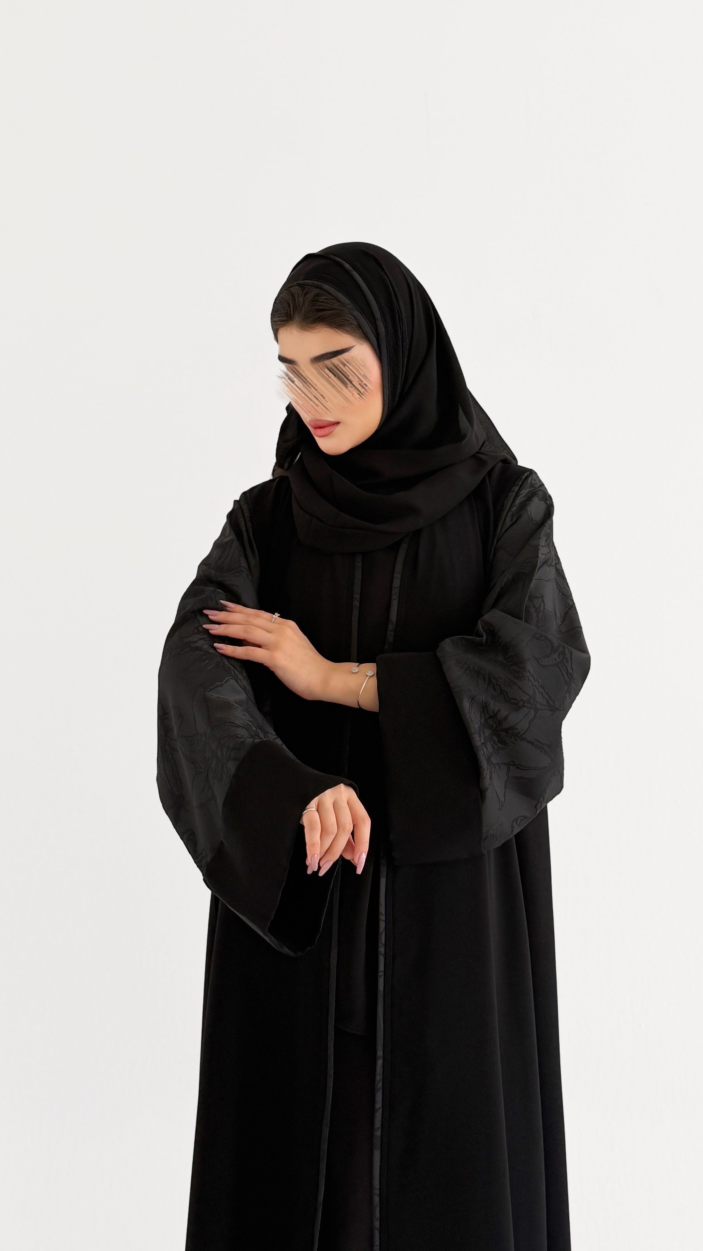 MWT1103 - عباية اسود بتدخيلة جاكار بالاكمام - Aya