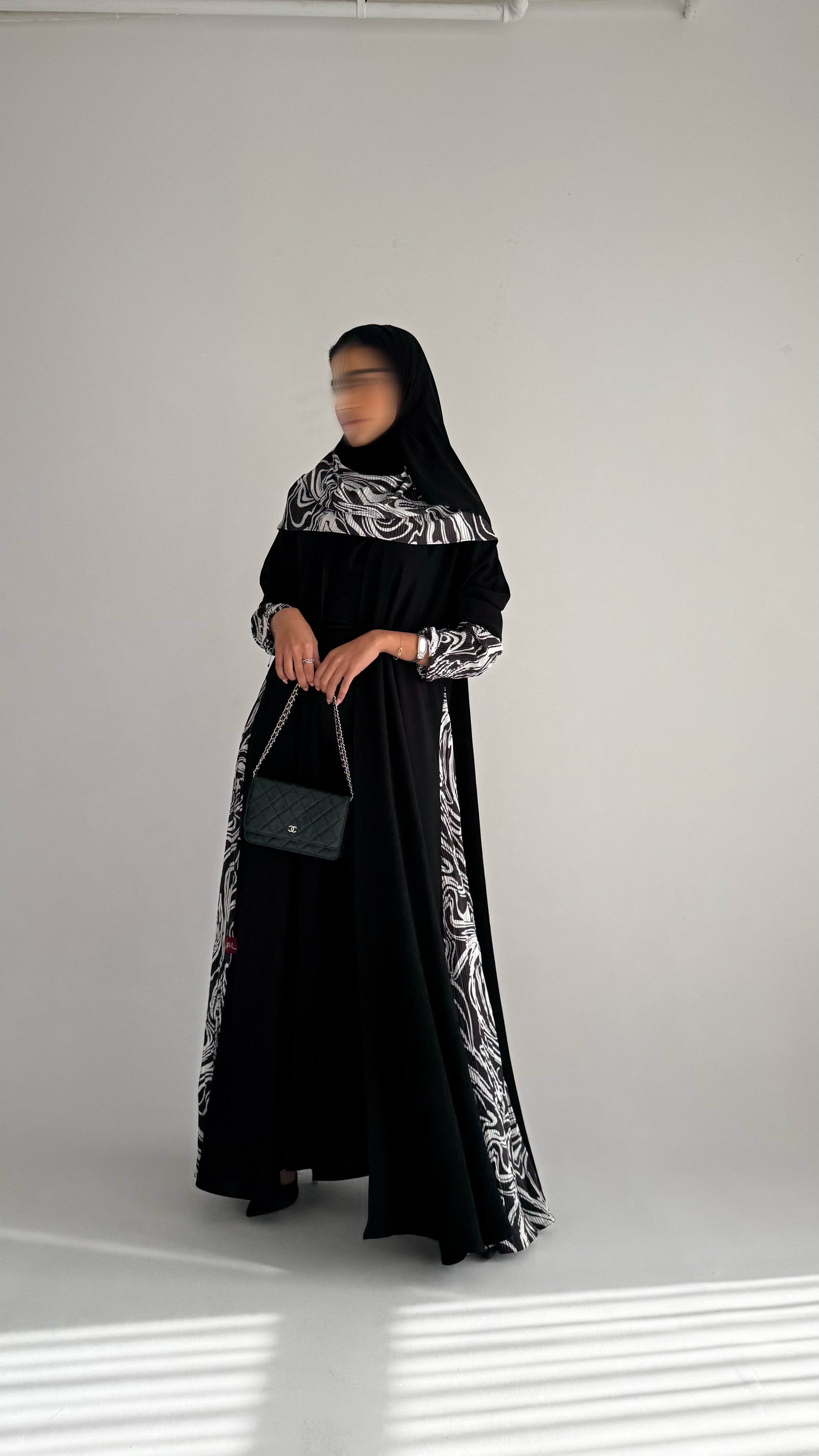 MWT900 - عباية سوداء كريب كلوش تدخيلة جوانب جاكار طباعة