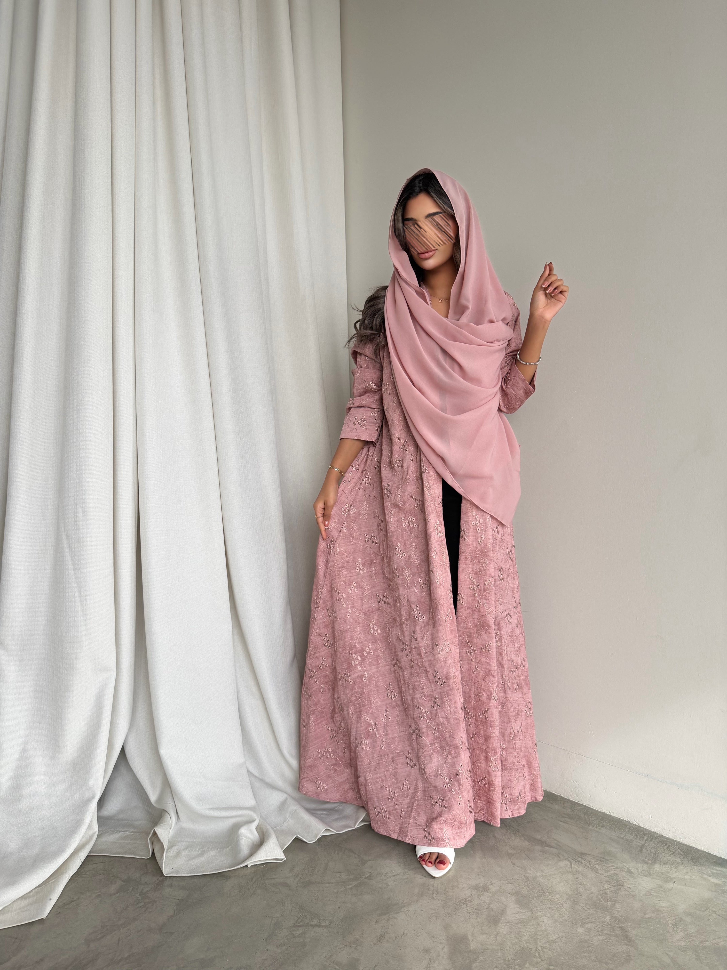 MWT779 - عباية كريب مموجه بتطريز ورد - Aya