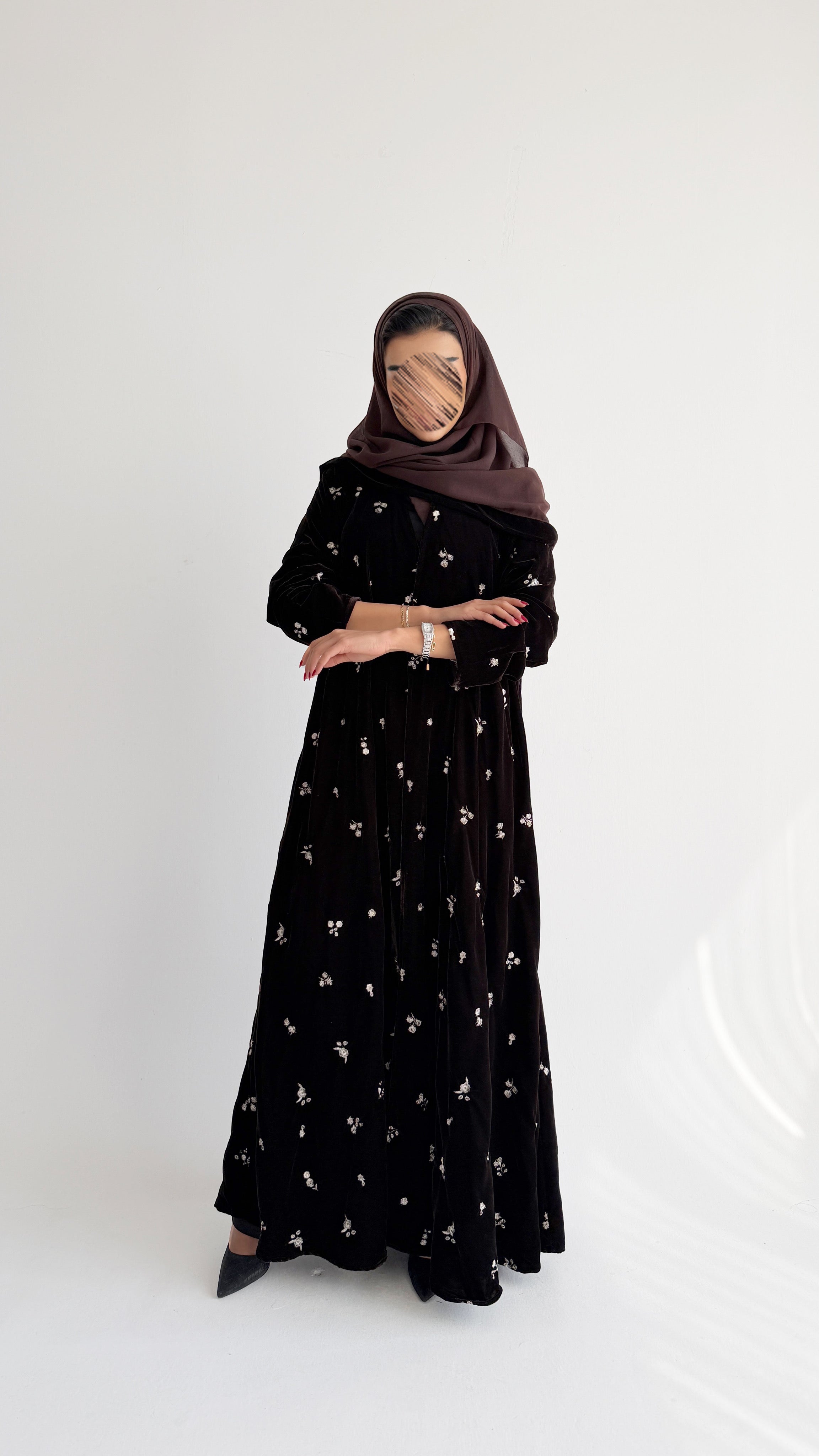 MWT869 - عبايه مخمل تطريز وردات - Aya