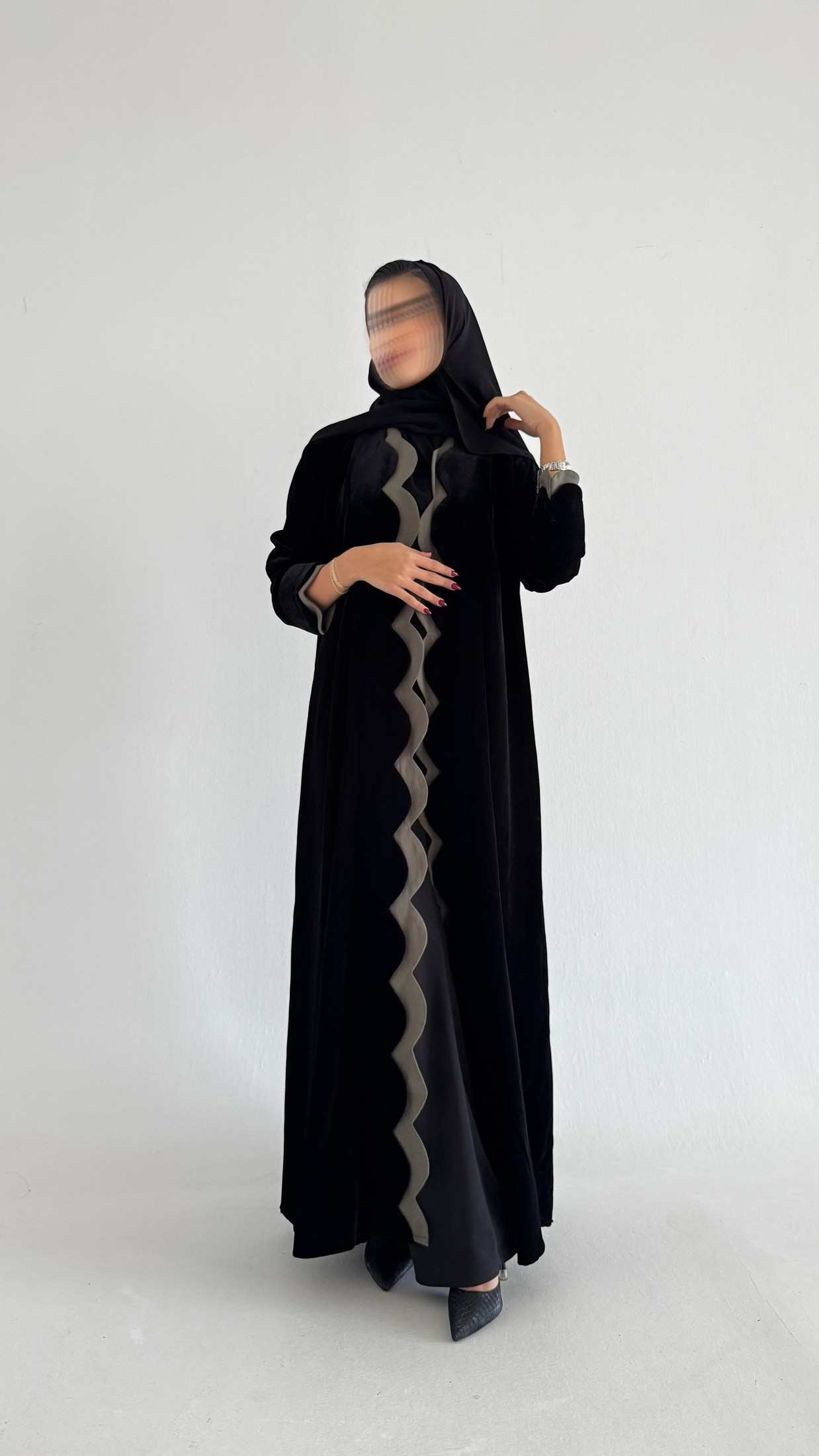 MWT539 - عباية مخمل أسود مع زيتي فاتح - Aya