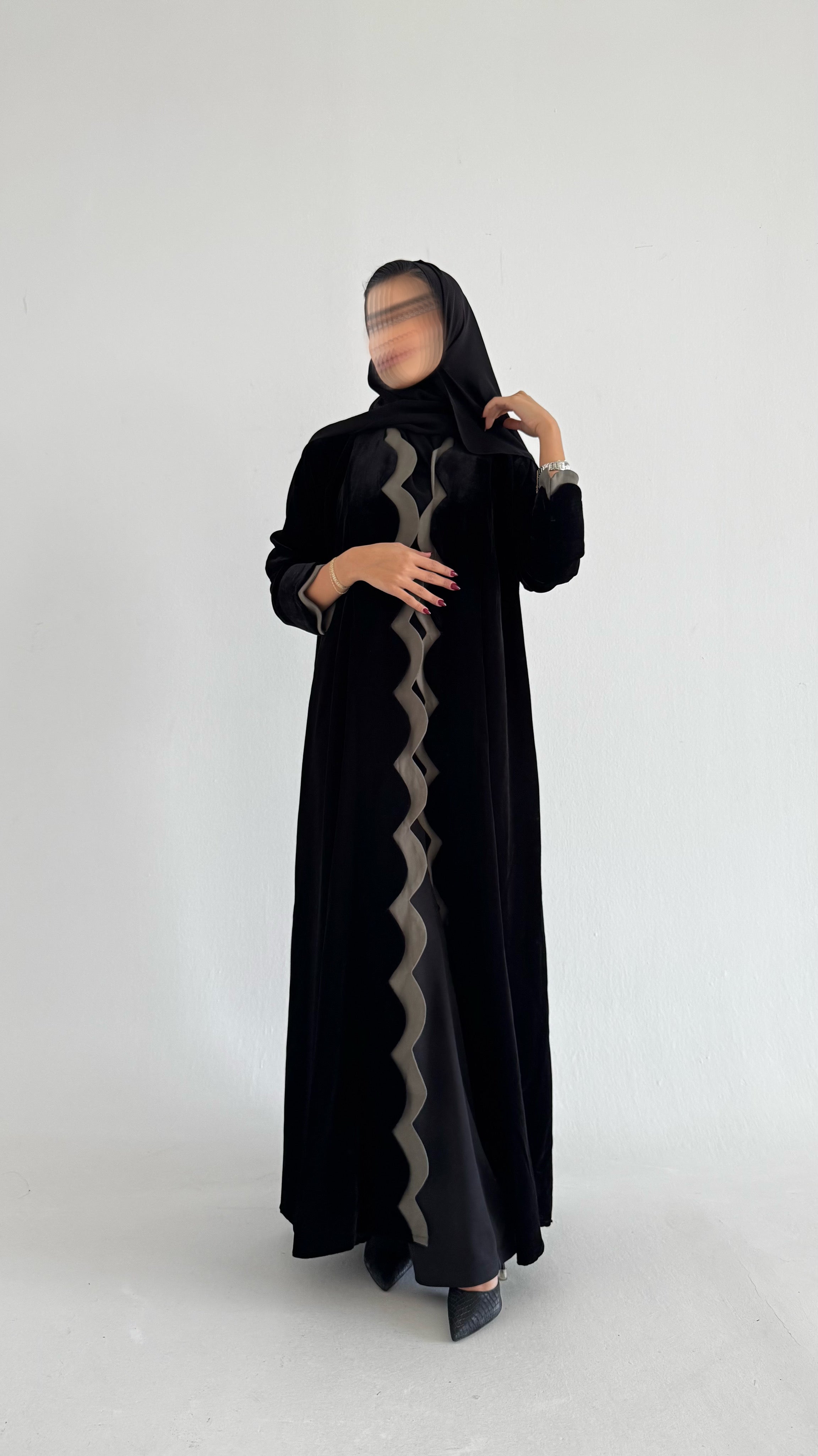 MWT539 - عباية مخمل أسود مع زيتي فاتح - Aya